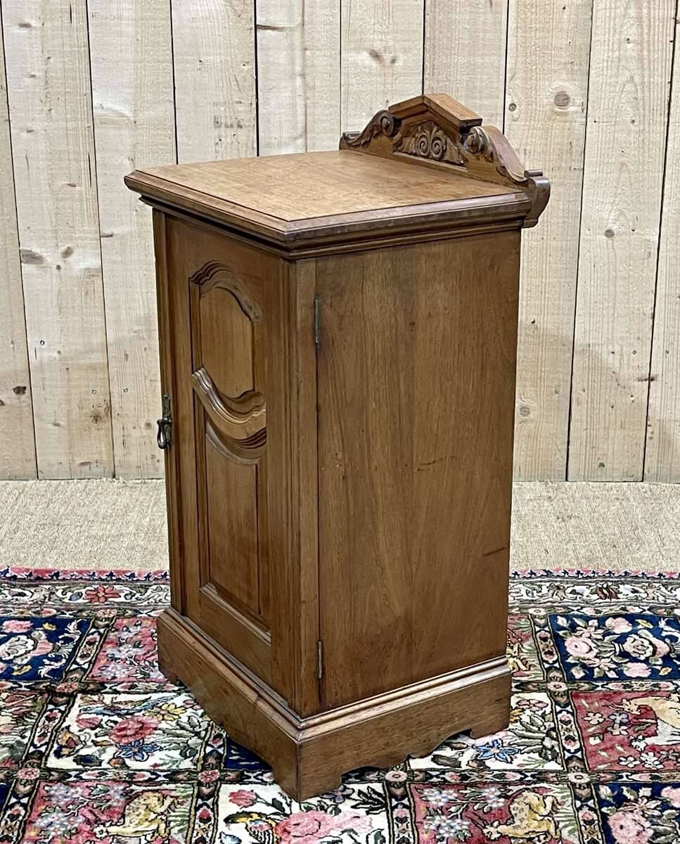 English bedside table in blonde mahogany from the early 20th century.