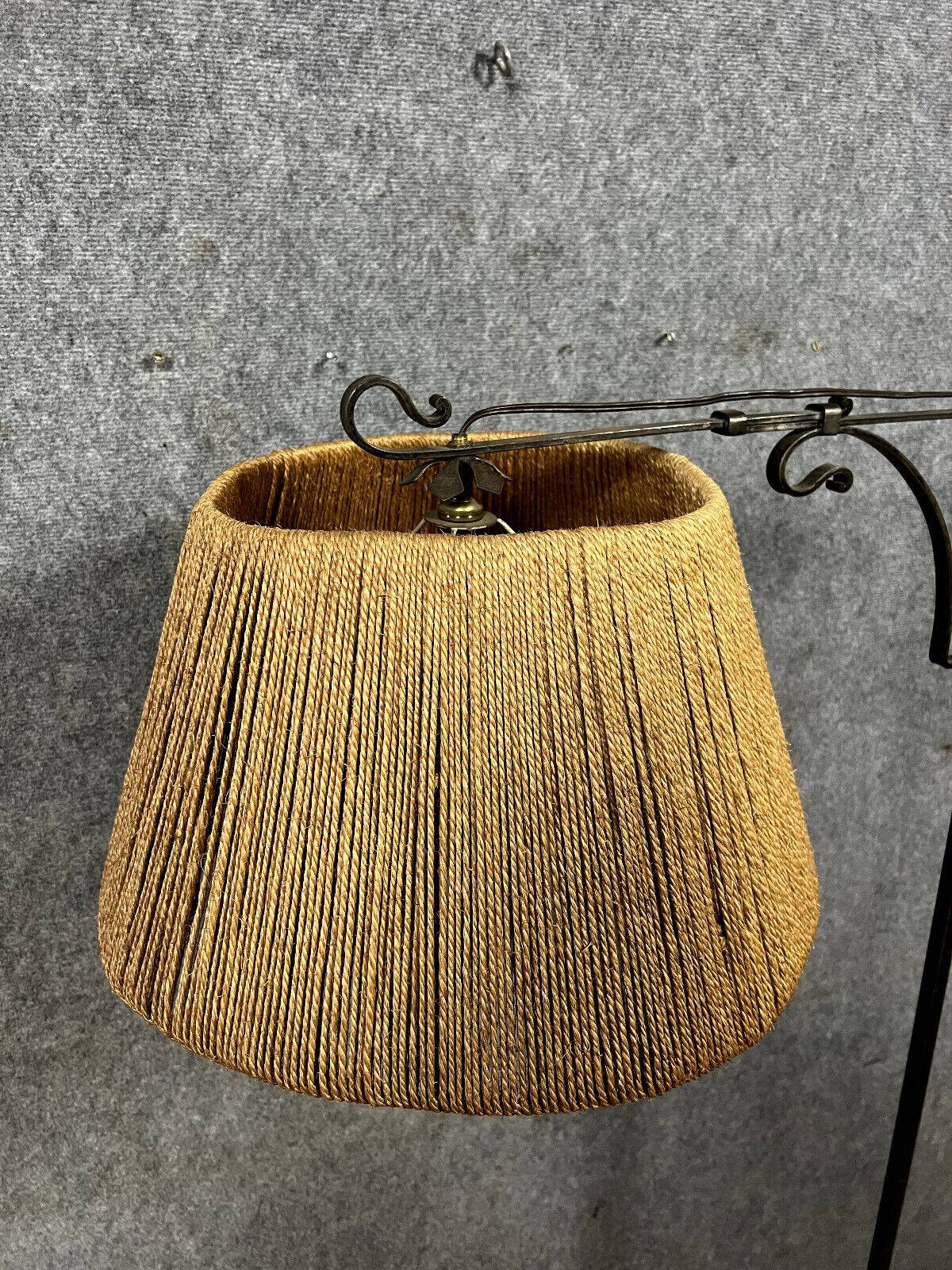 D'après Gilbert Poillerat : lampe sur pied tripode en fer forgé vers 1940