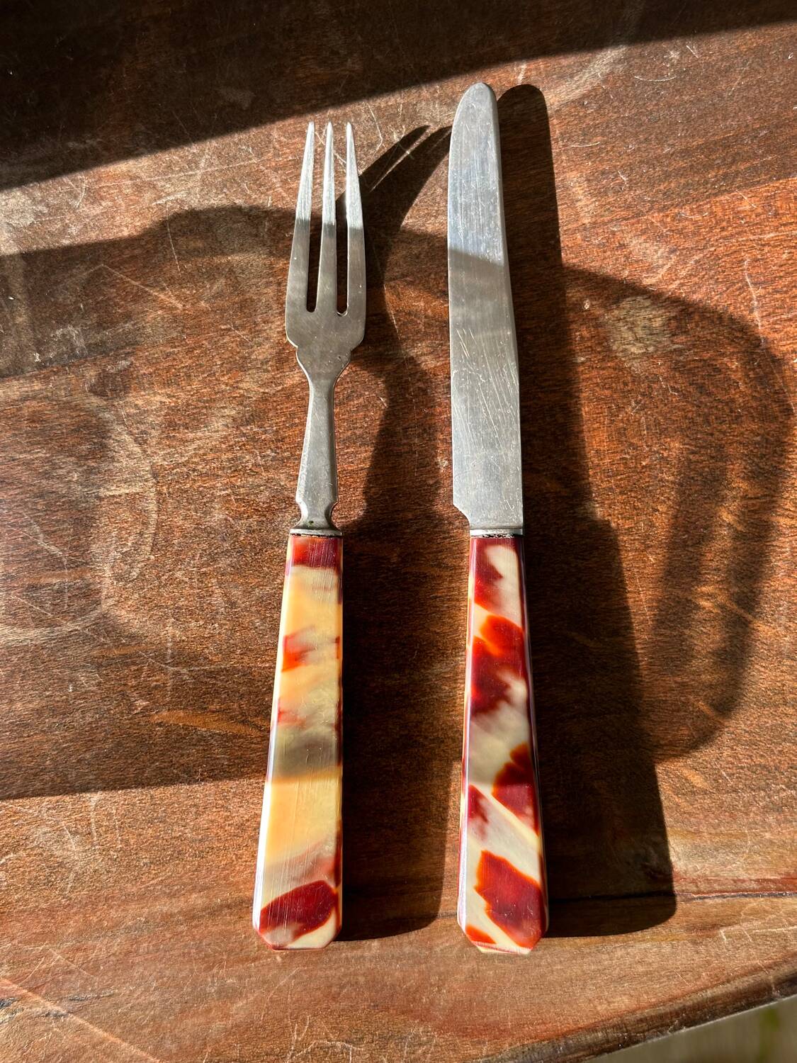 The patterned dessert cutlery box.