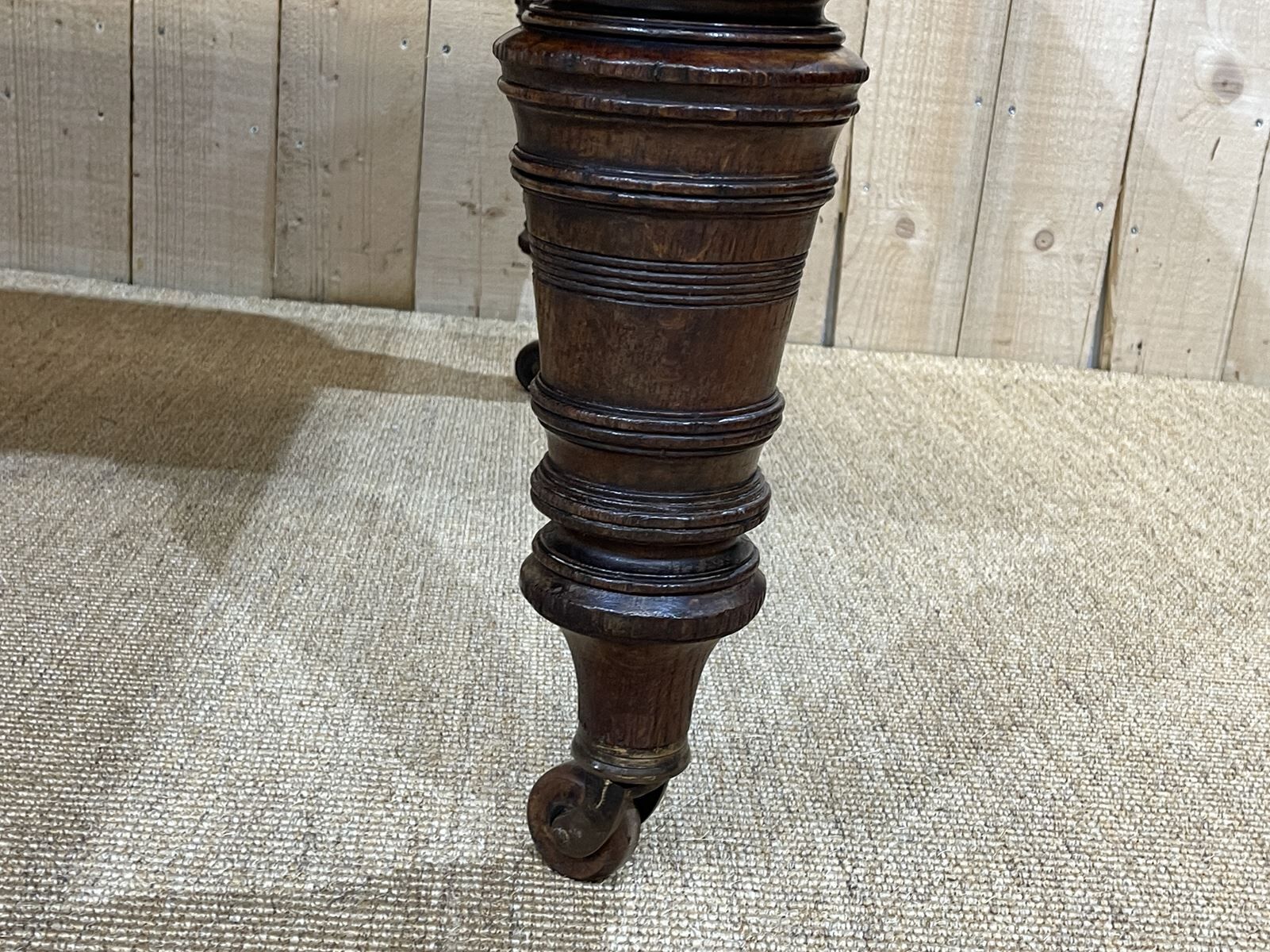 English nineteenth oak table with 1 crank extension
