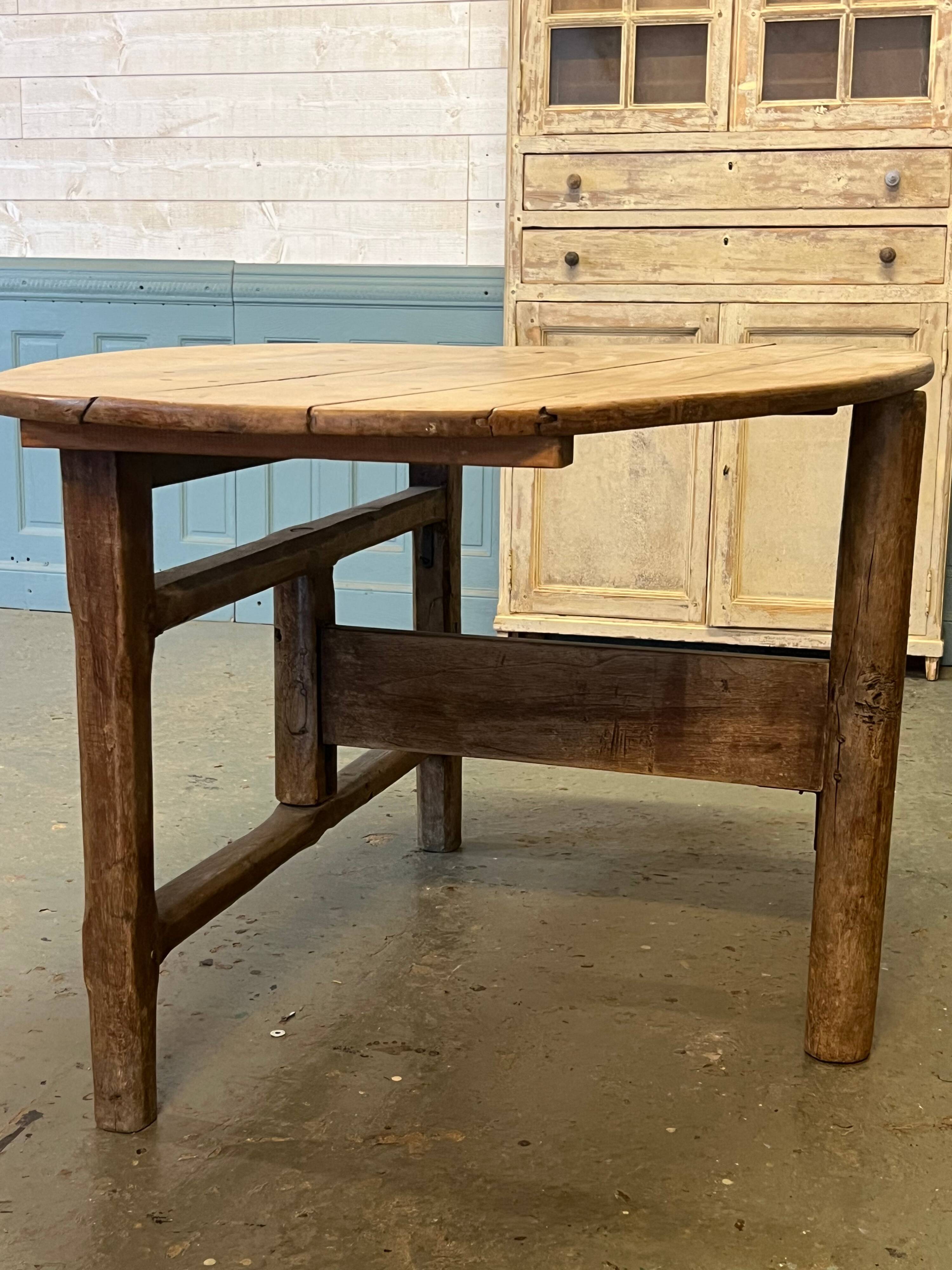 Table XVIIIème en noyer
