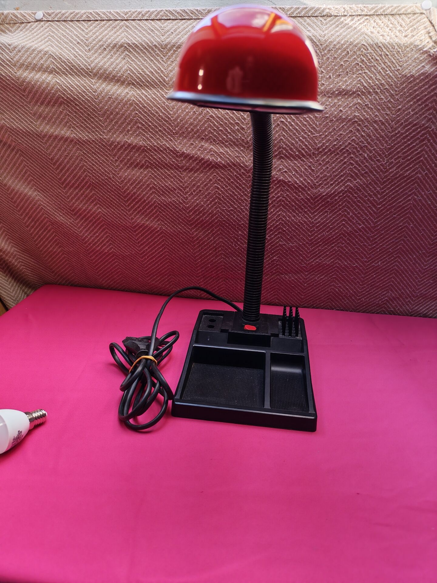 Vintage red and black desk lamp organiser - Elite Products Hol