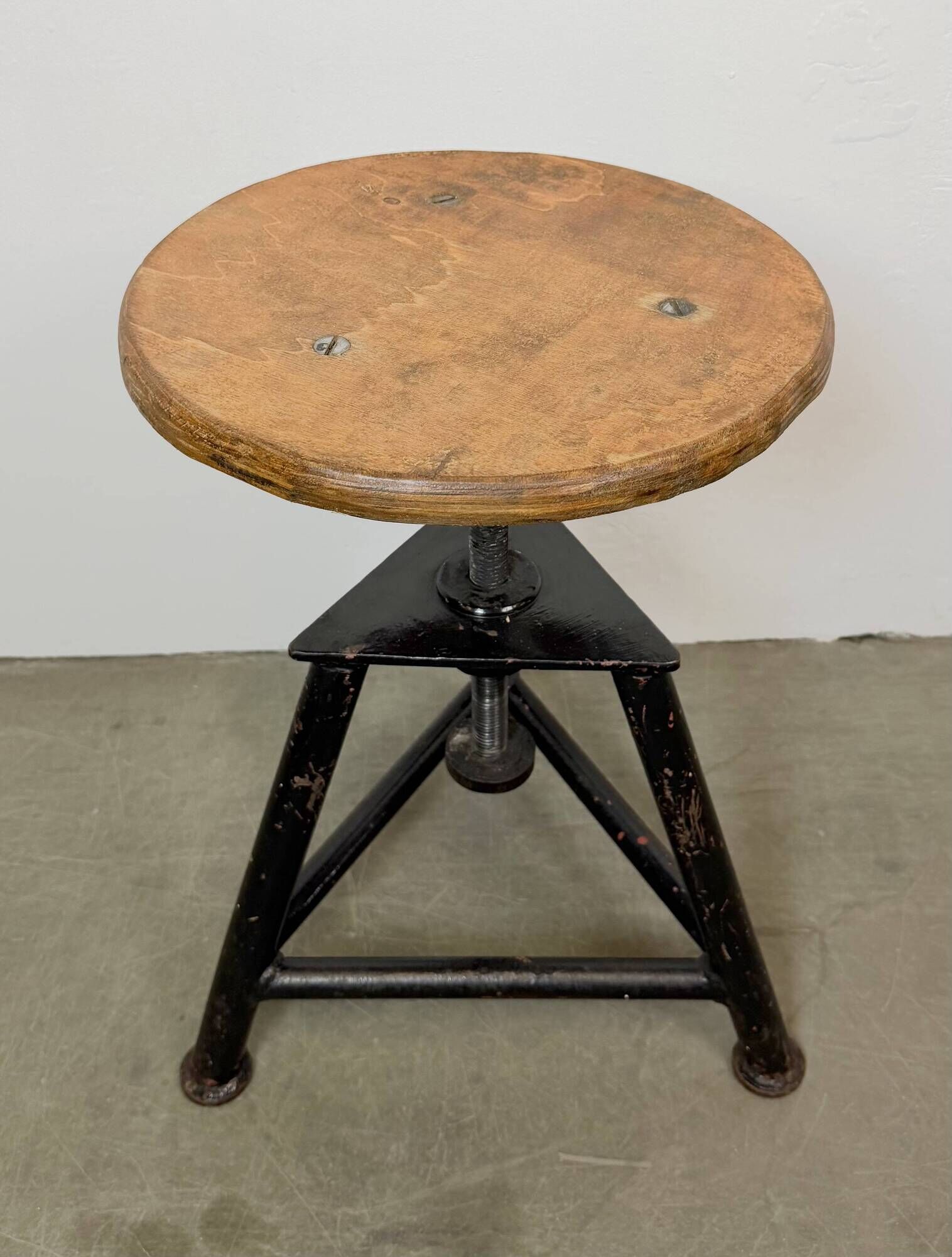 Tabouret pivotant industriel noir, années 1960