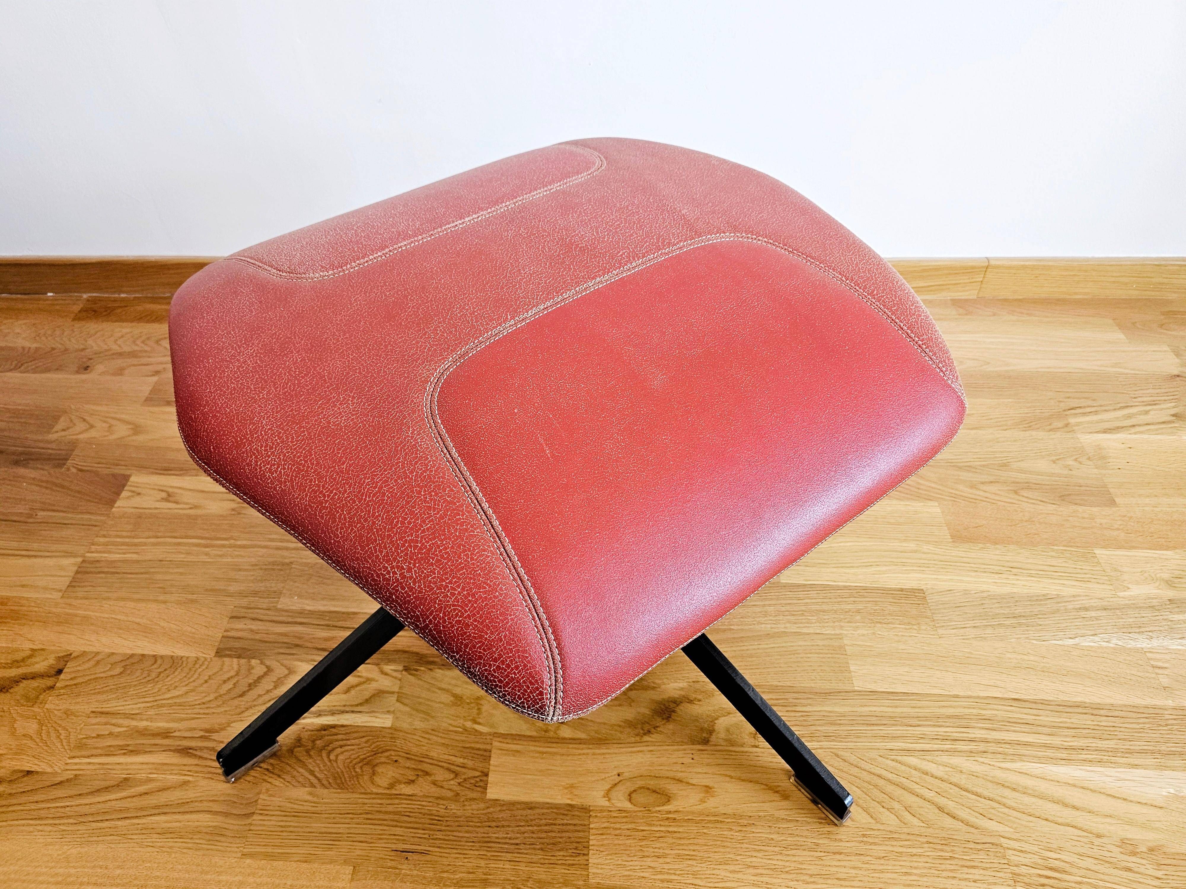 "Take a line for a walk" Armchair and Ottoman Alfredo Haberli for Moroso