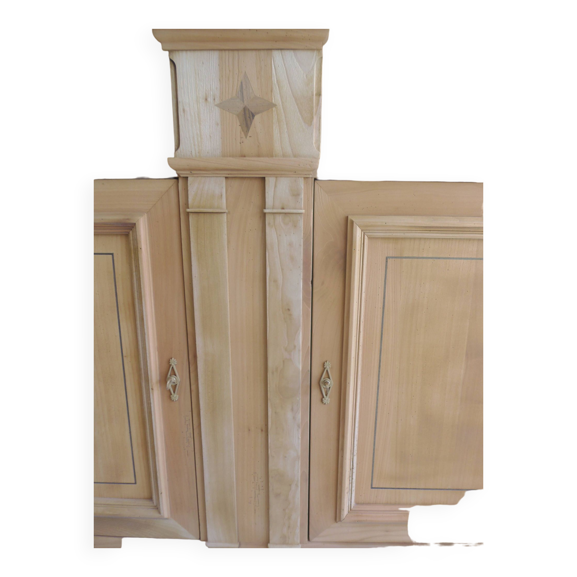 Buffet de belle facture en bois brut, 2 portes , 3 tiroirs .