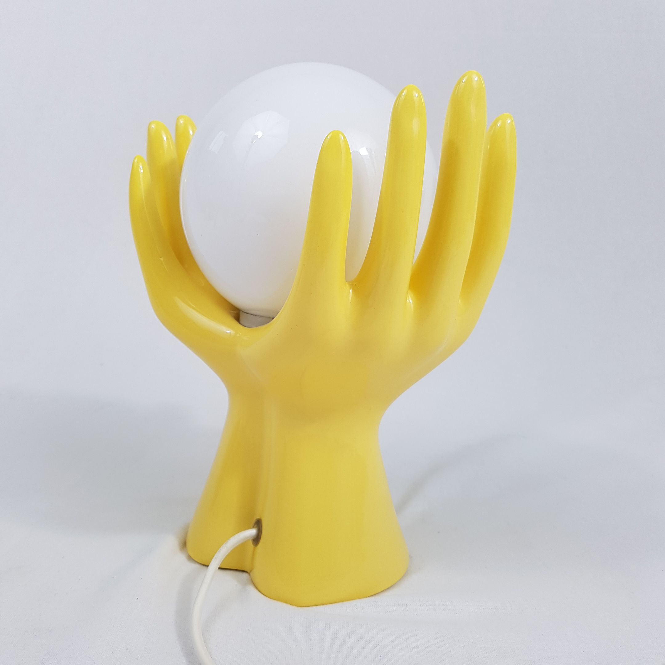 Lamp 2 hands holding a globe ceramic 70