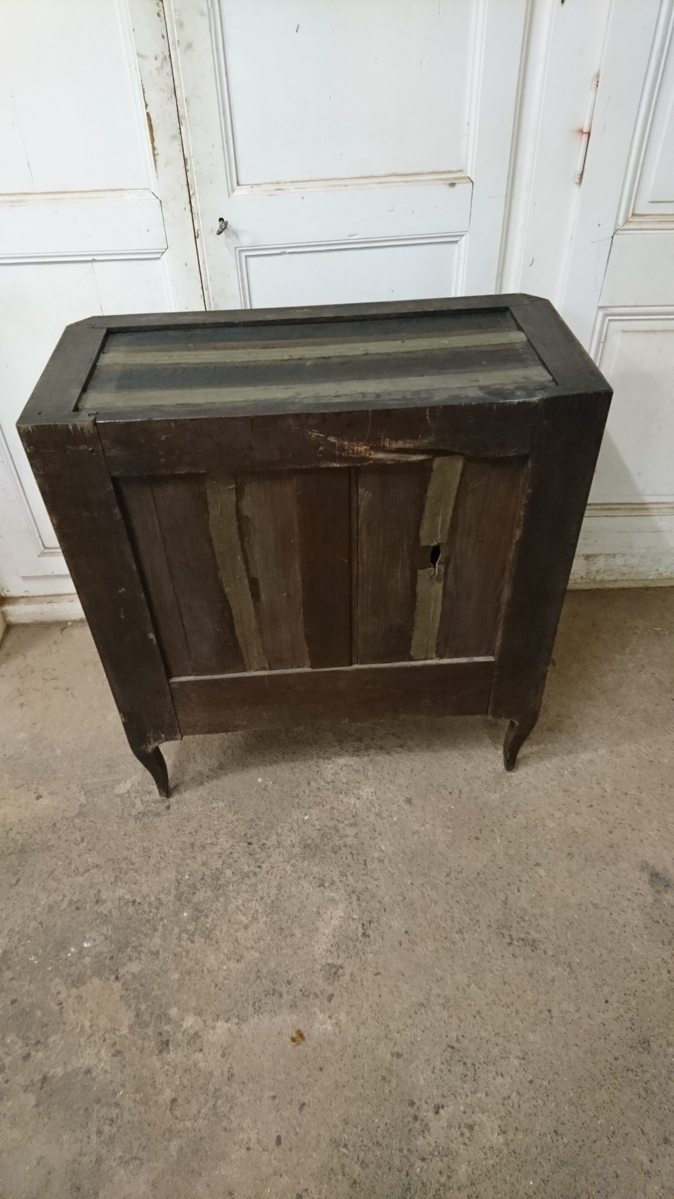 Commodity in rosewood veneer