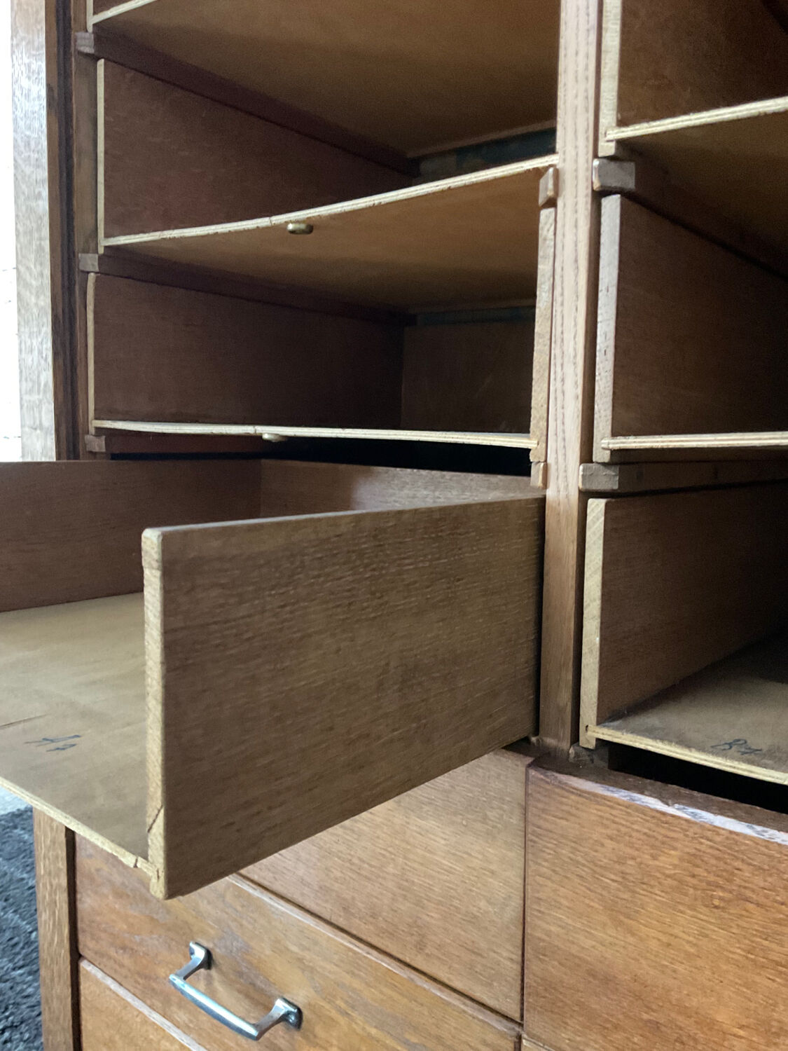 Notary furniture with wooden curtain