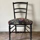 Chaise Napoléon III en bois noir et jacquard à fleurs