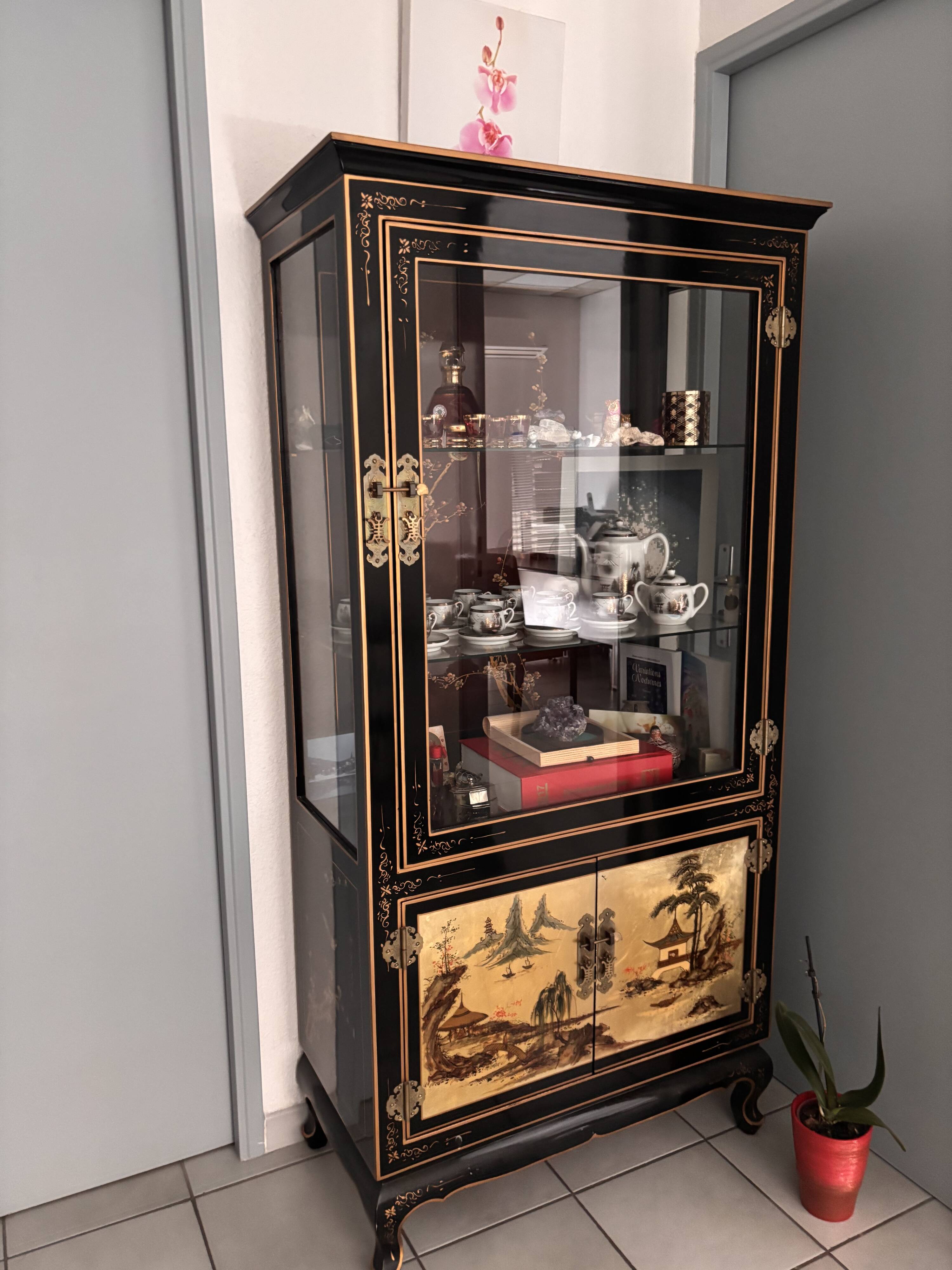 Large Asian Showcase in Black and Gold Lacquer - Display Cabinet