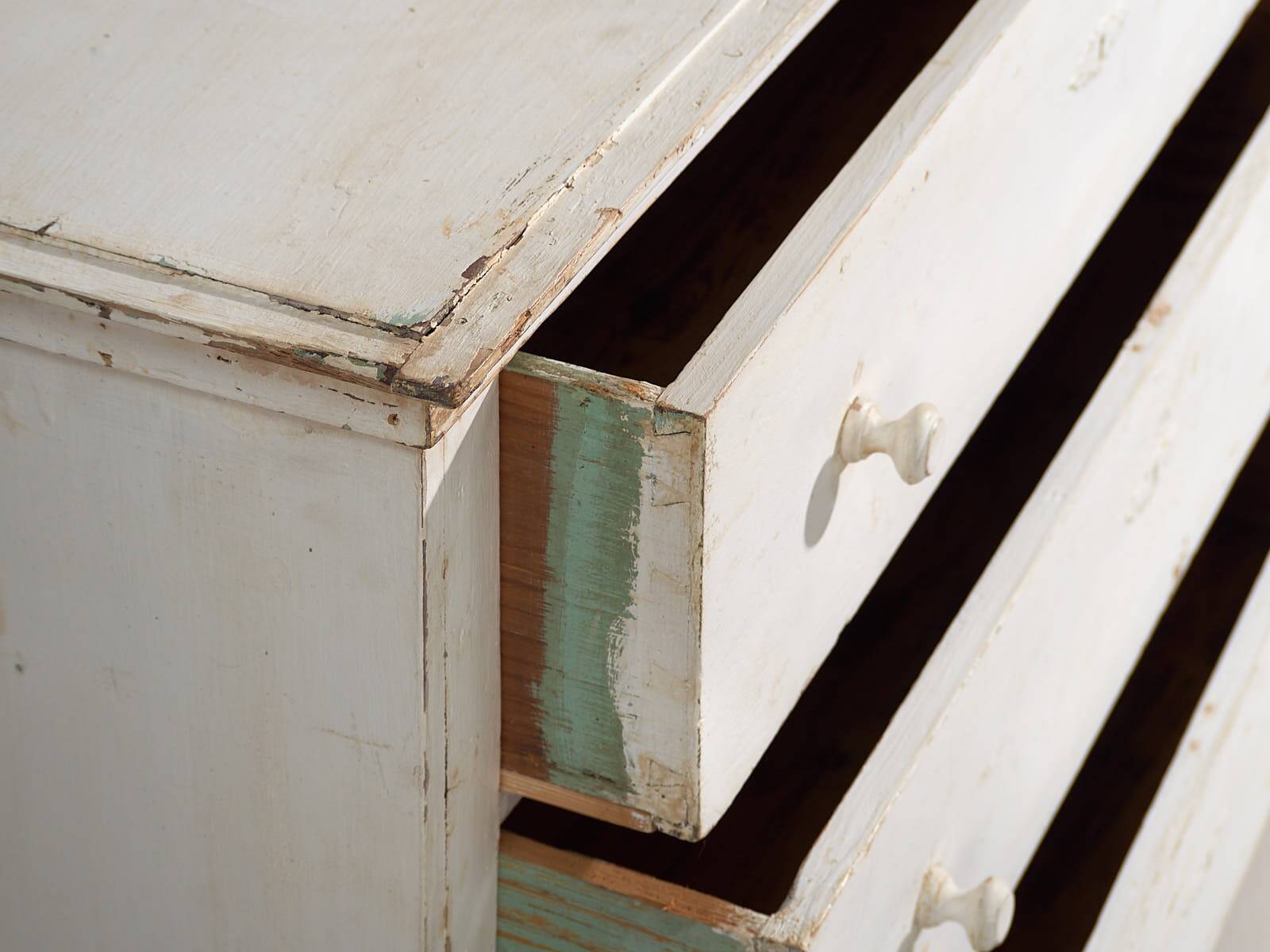 Antique white chest of drawers (c.1920)