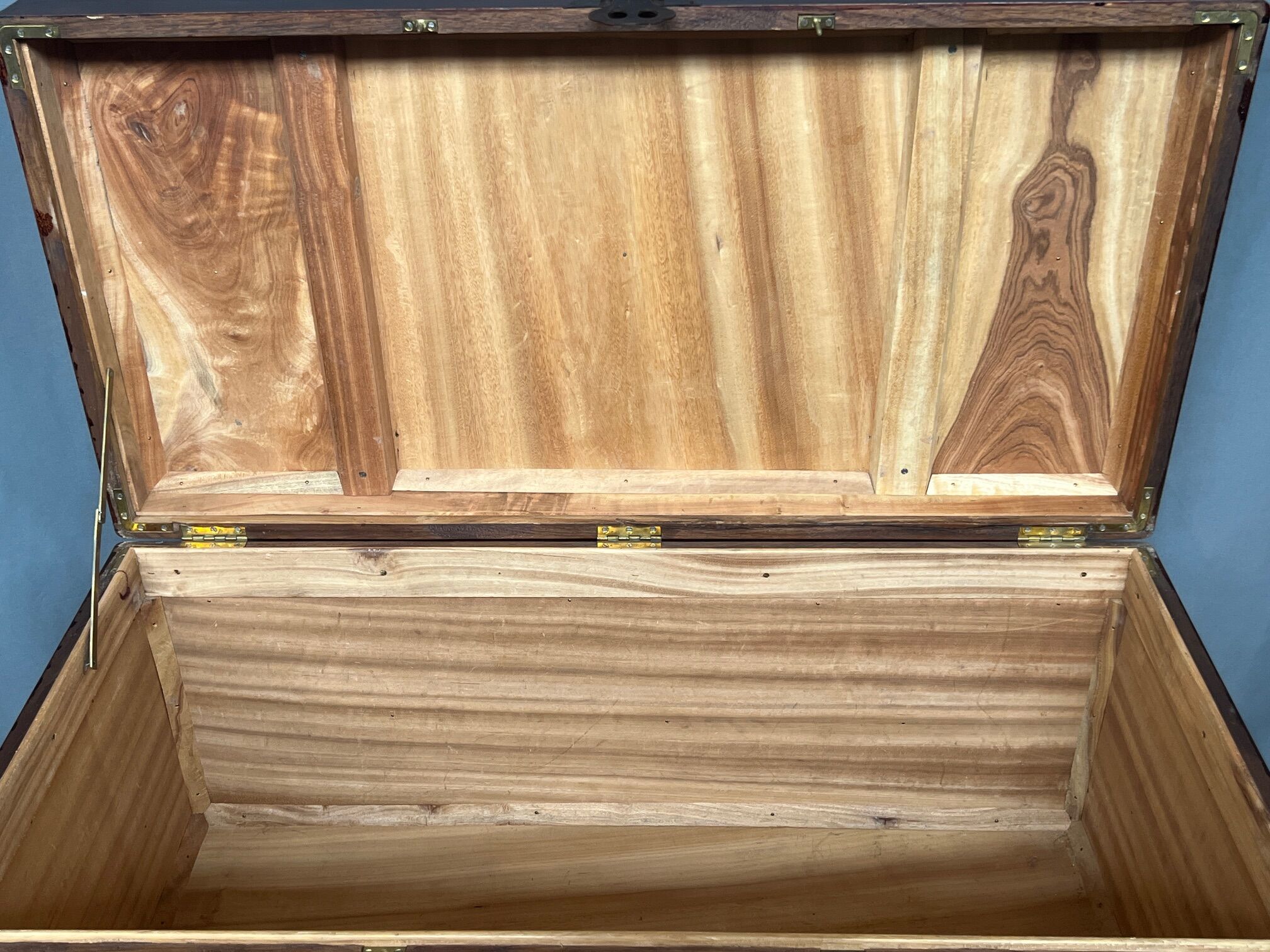 Coffre en bois.