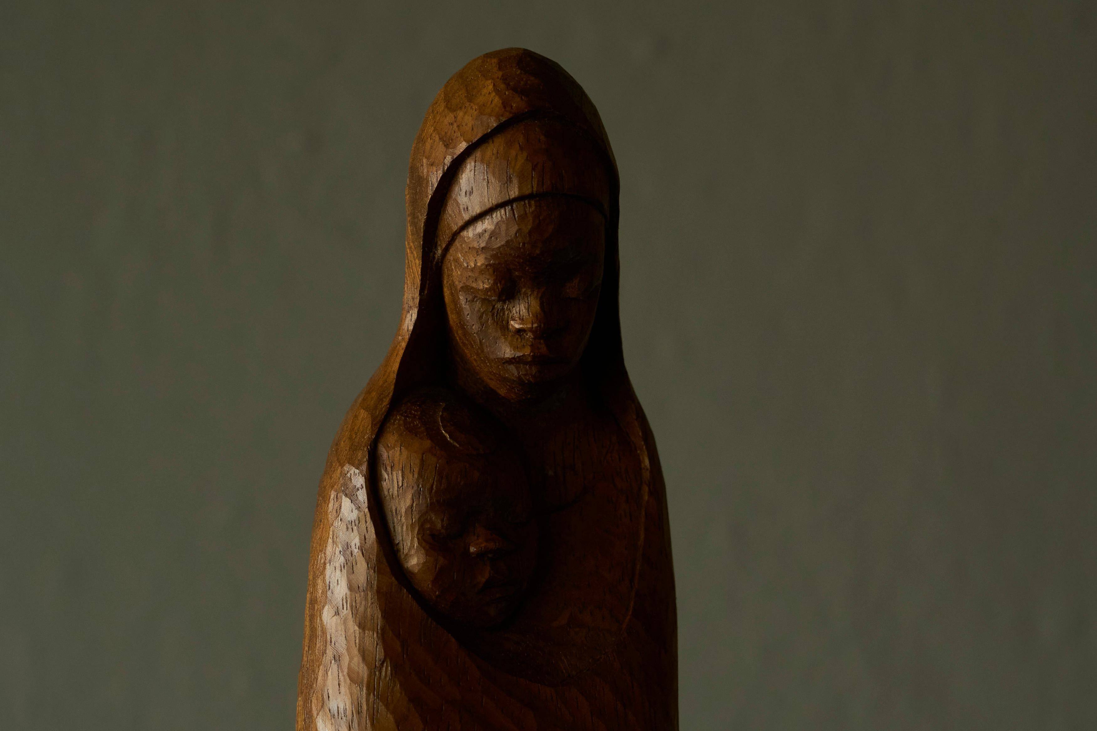 Sculpture of a woman and child in hand-carved wood, mid-20th century.