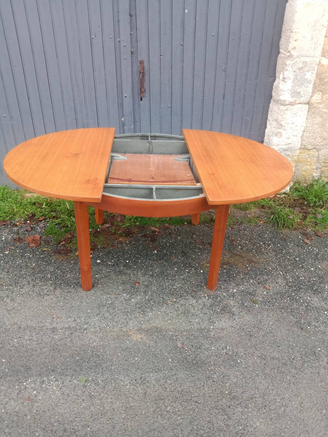Extendable Scandinavian table