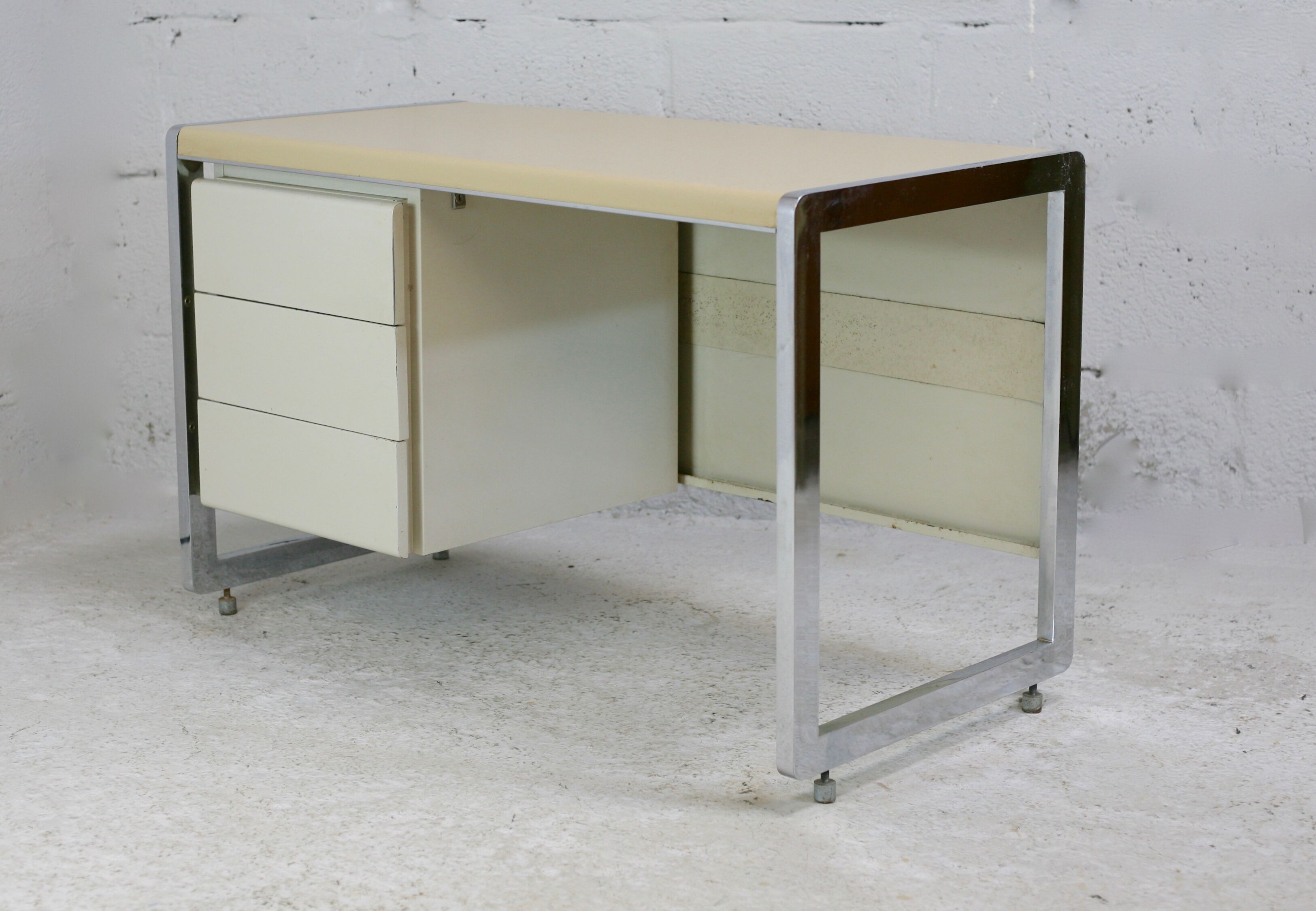 Bureau "space age". Acier laqué, acier chromé. France, circa 1970