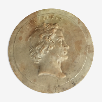 Médaillon en pierre polie représentant Beethoven de profil