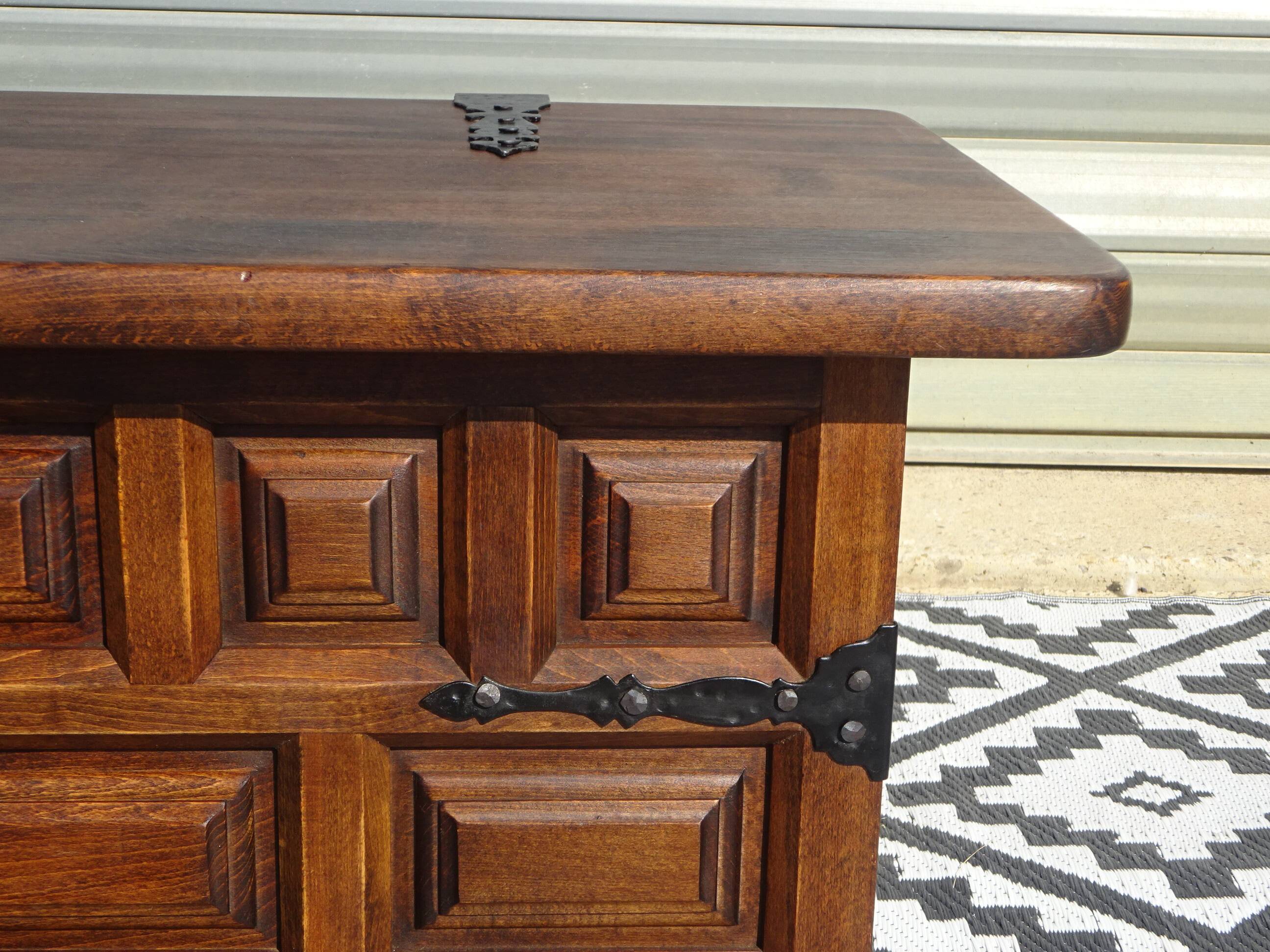 Tuscan chest in solid wood, Argudo Navarro, Spain