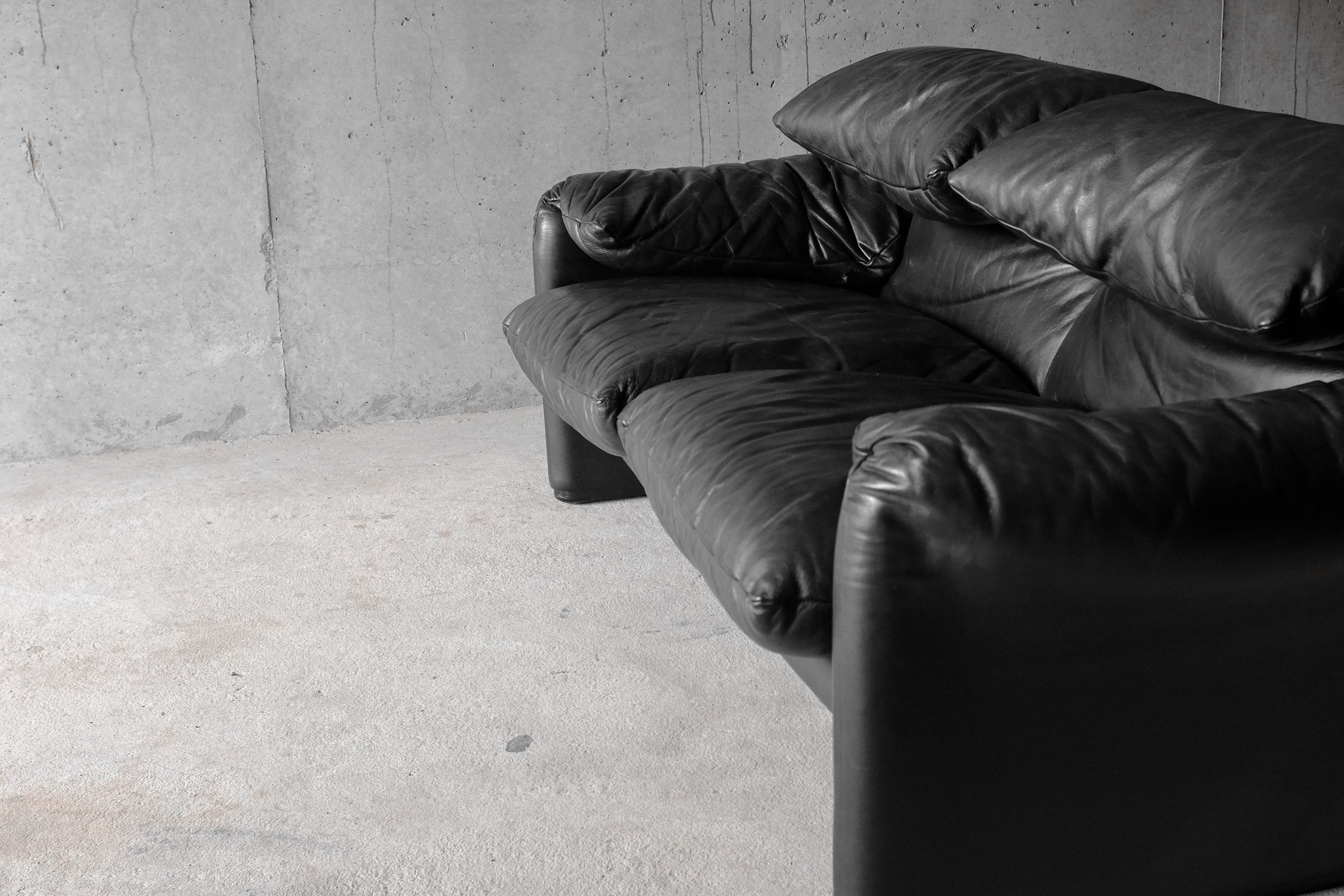 Maralunga black leather sofa 2 places, Vico Magistretti for Cassina