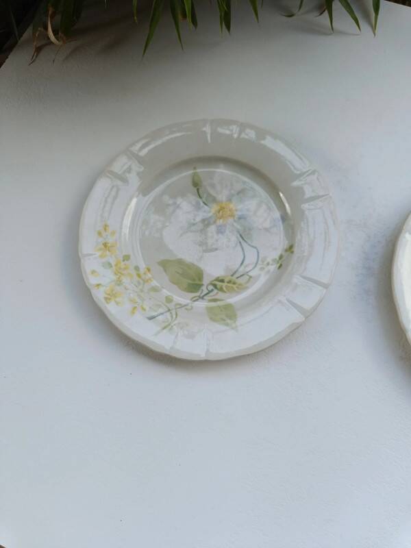 Pair of K&G Lunéville plates, Clématite model