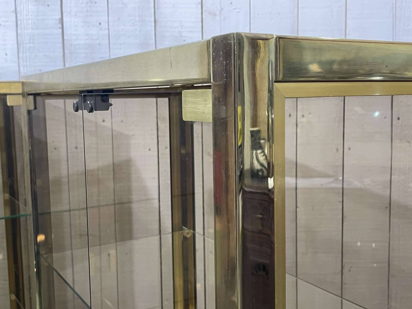 Paire de vitrines d'exposition en chrome doré et verre fumé - années 80