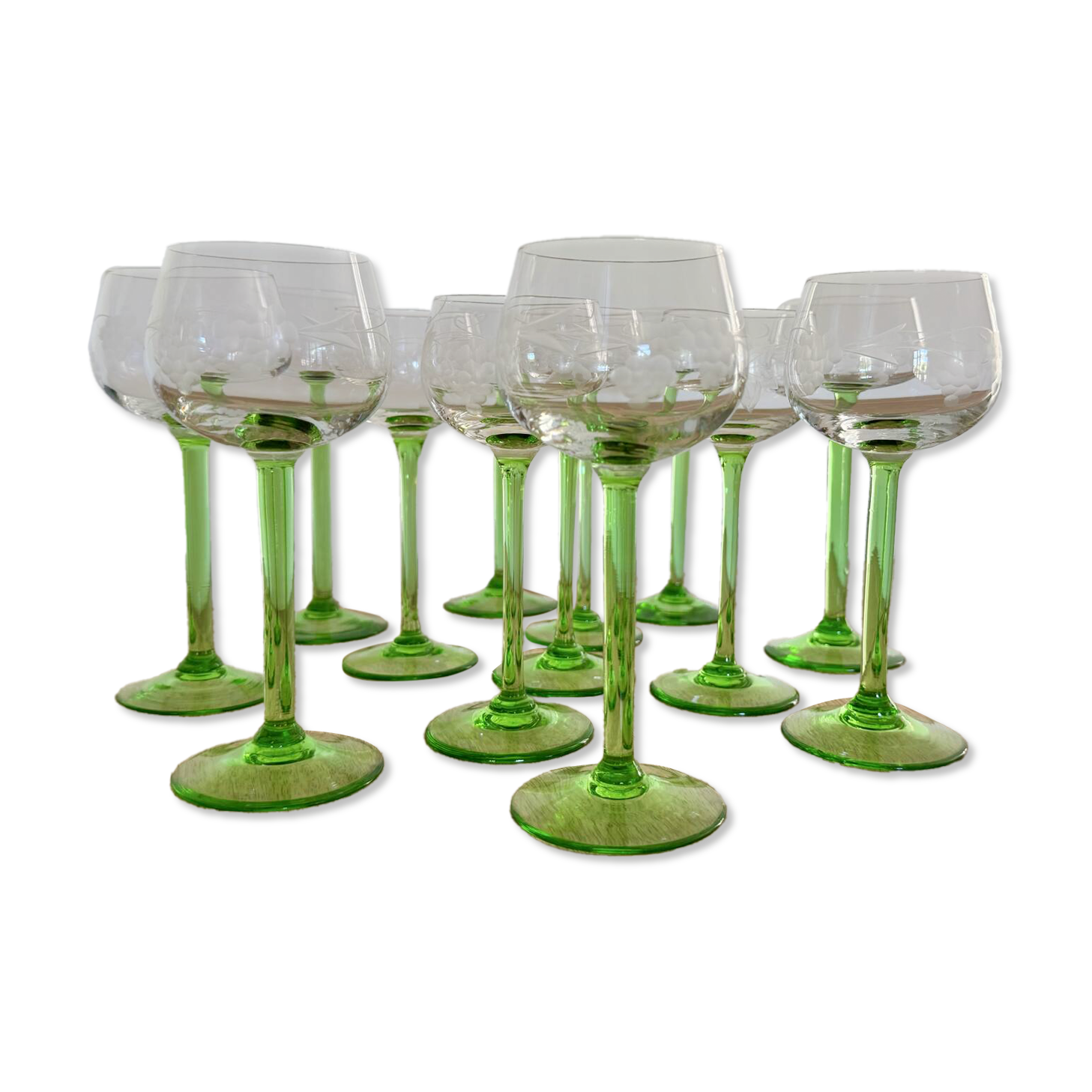 Vente de 13 verres  à vin alsaciens ciselés de grappes et feuilles