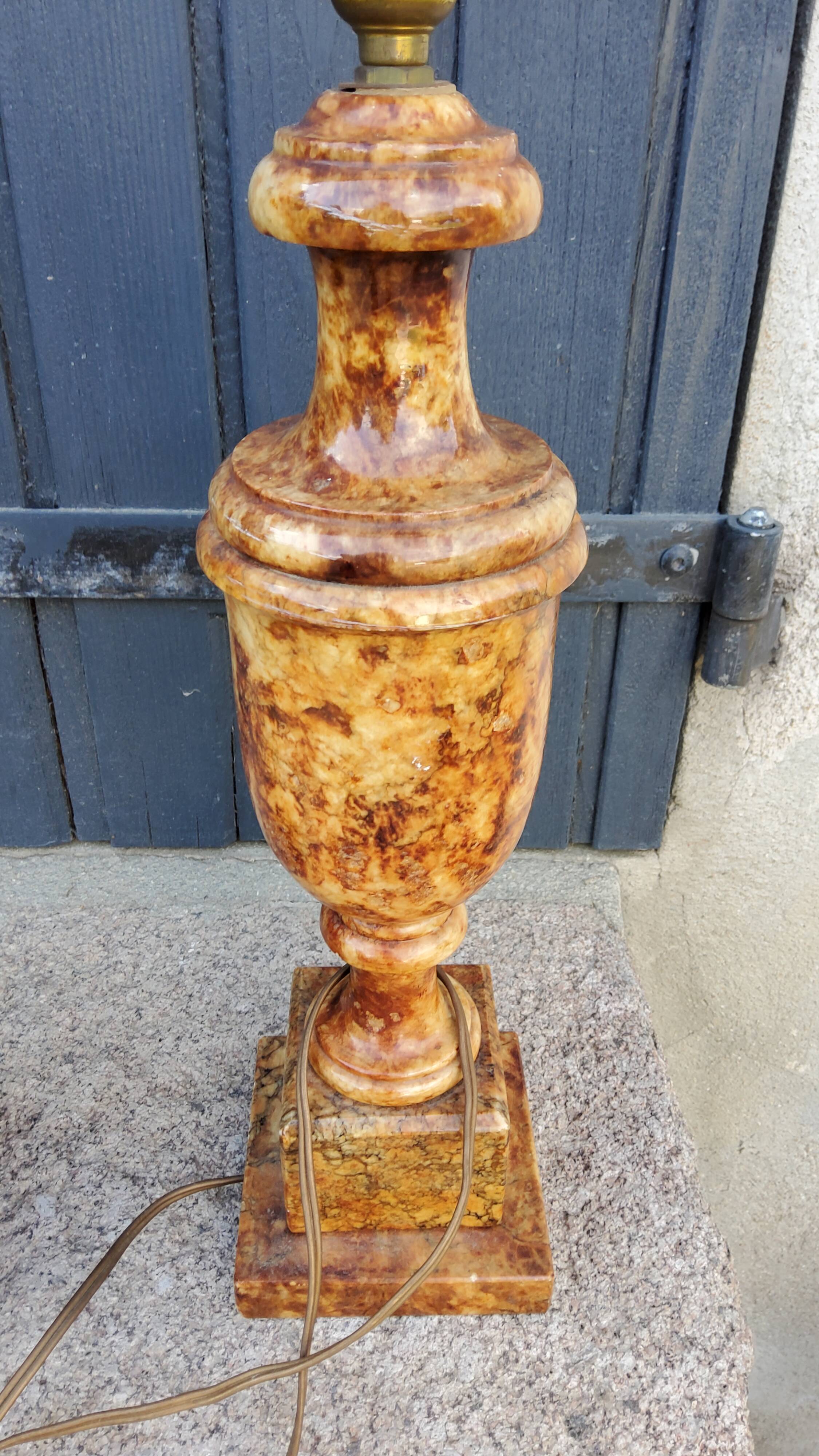 Paire de pieds de lampes des années 70 en albâtre