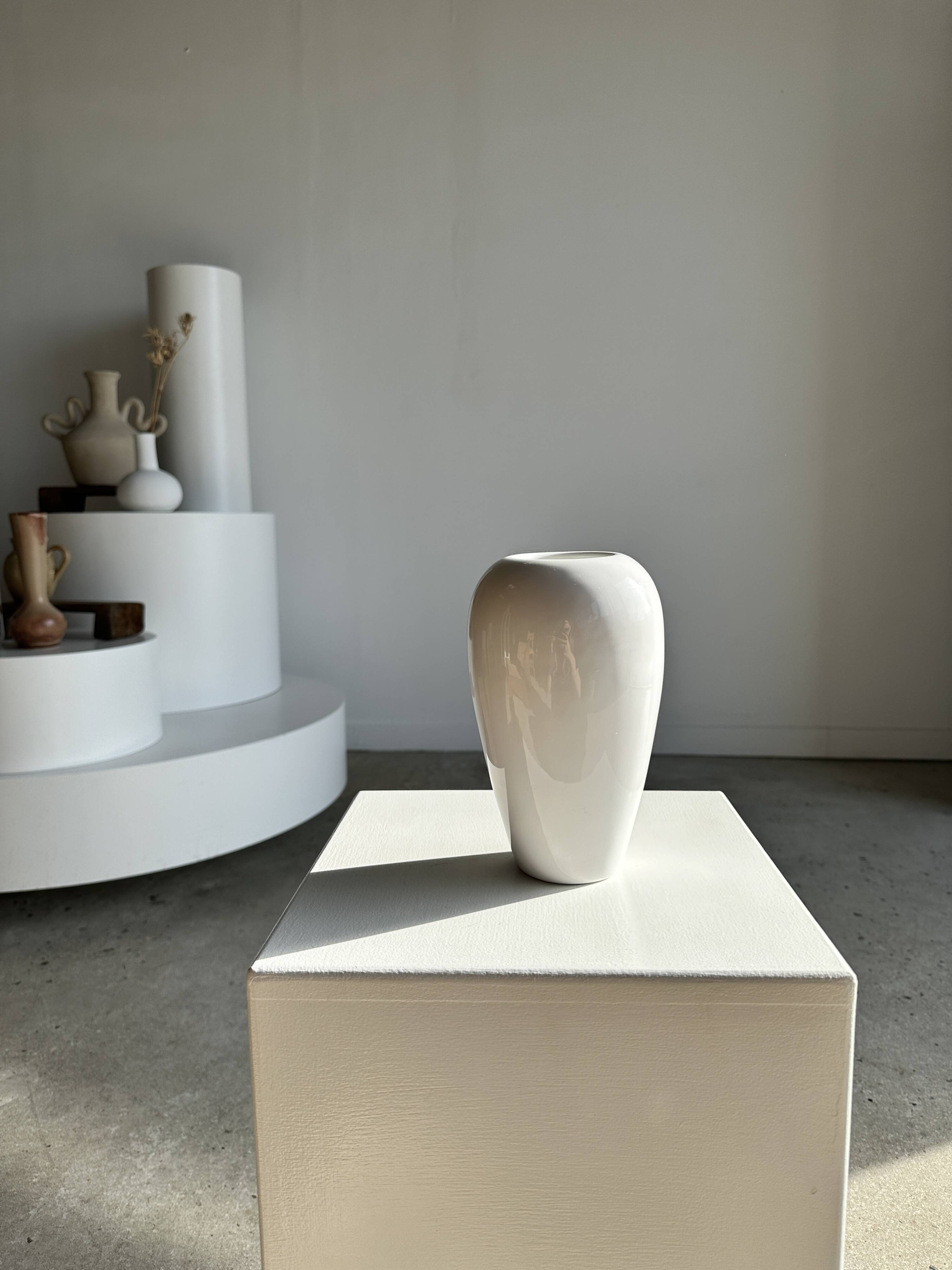 Oblong white vase H:20cm