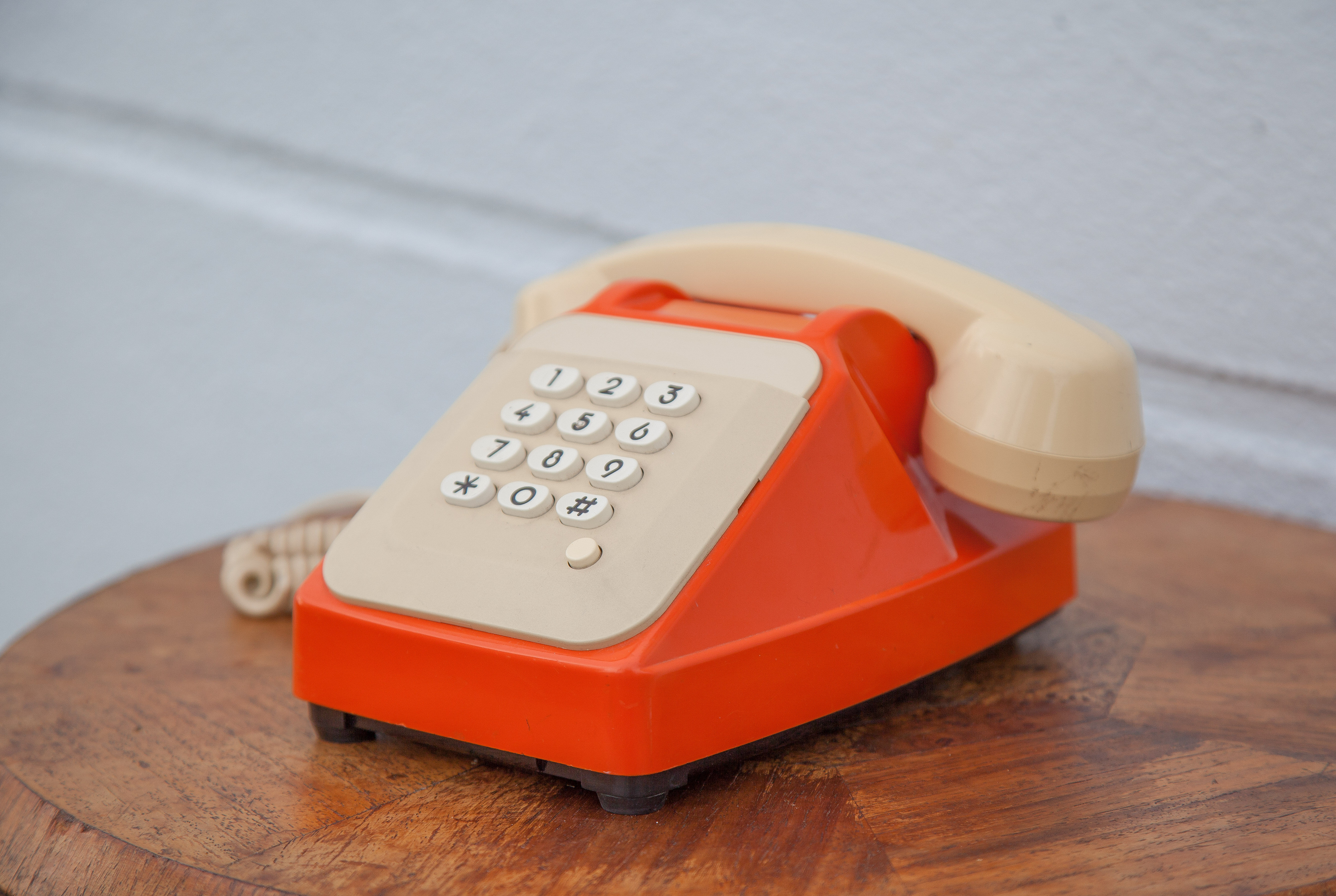 Téléphone orange et beige vintage, téléphone à touches, appareil téléphonique, rétro