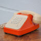 Téléphone orange et beige vintage, téléphone à touches, appareil téléphonique, rétro