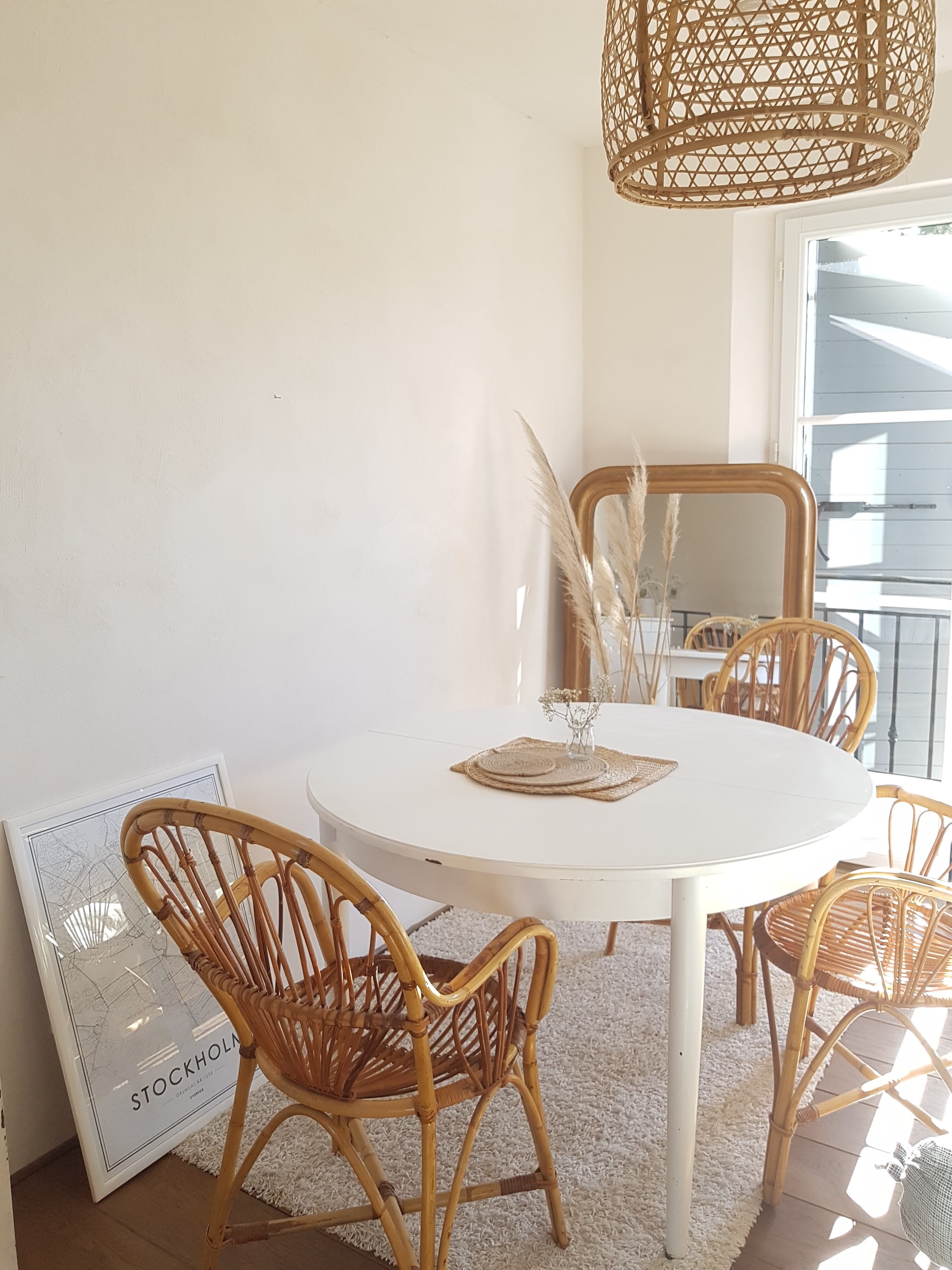 Scandinavian extendable table with butterfly extensions