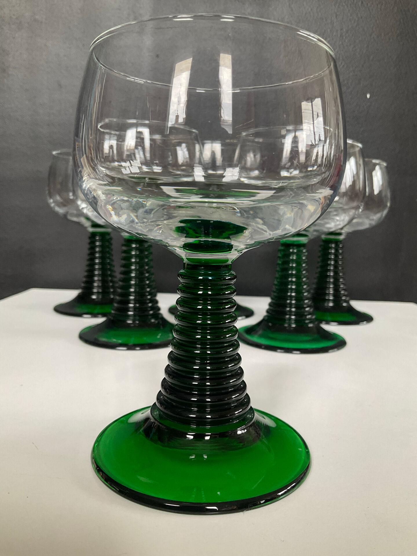 Série de 6 verres à vin vintage à pied spiral vert