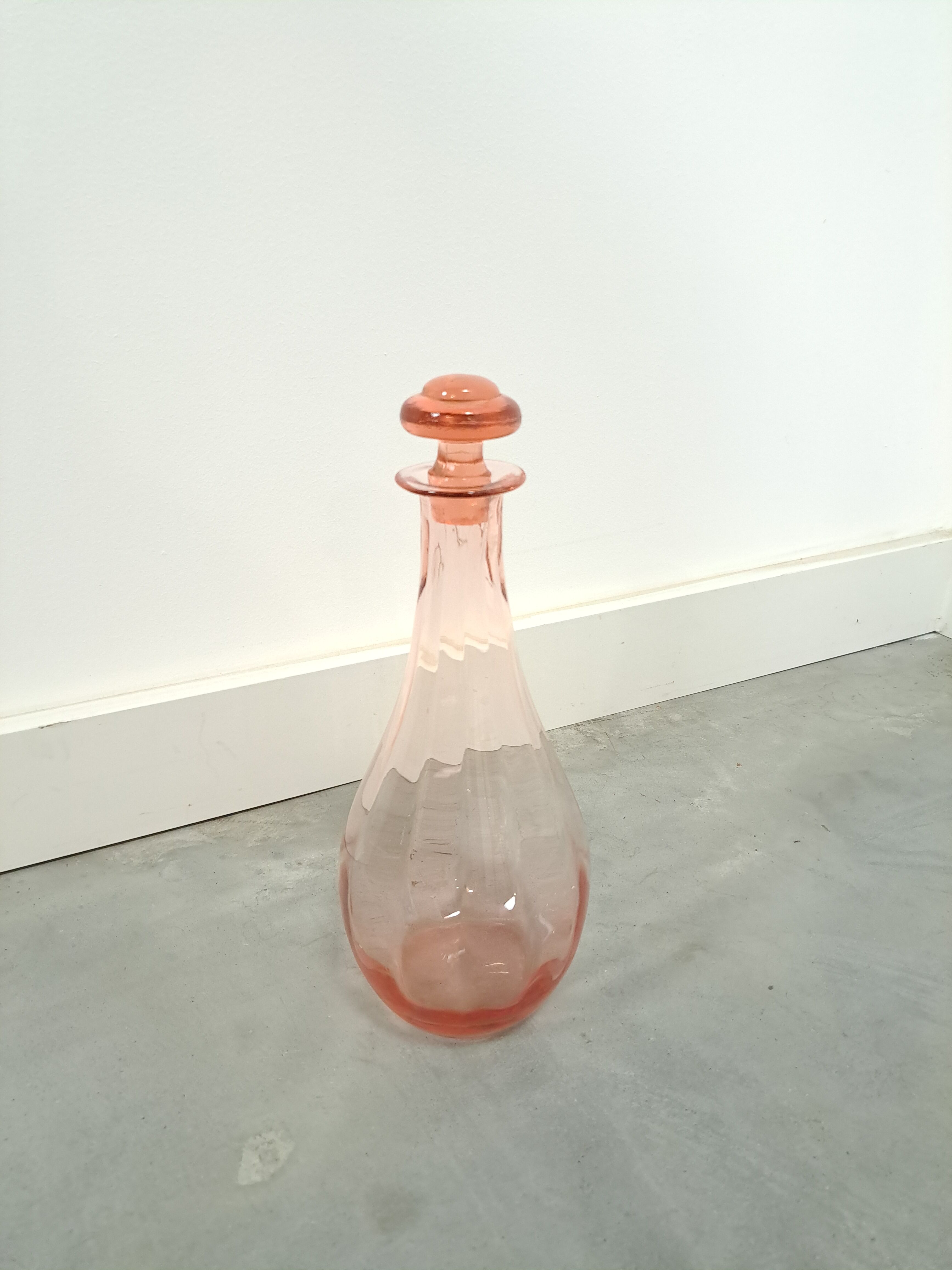 Carafe en verre rose vintage