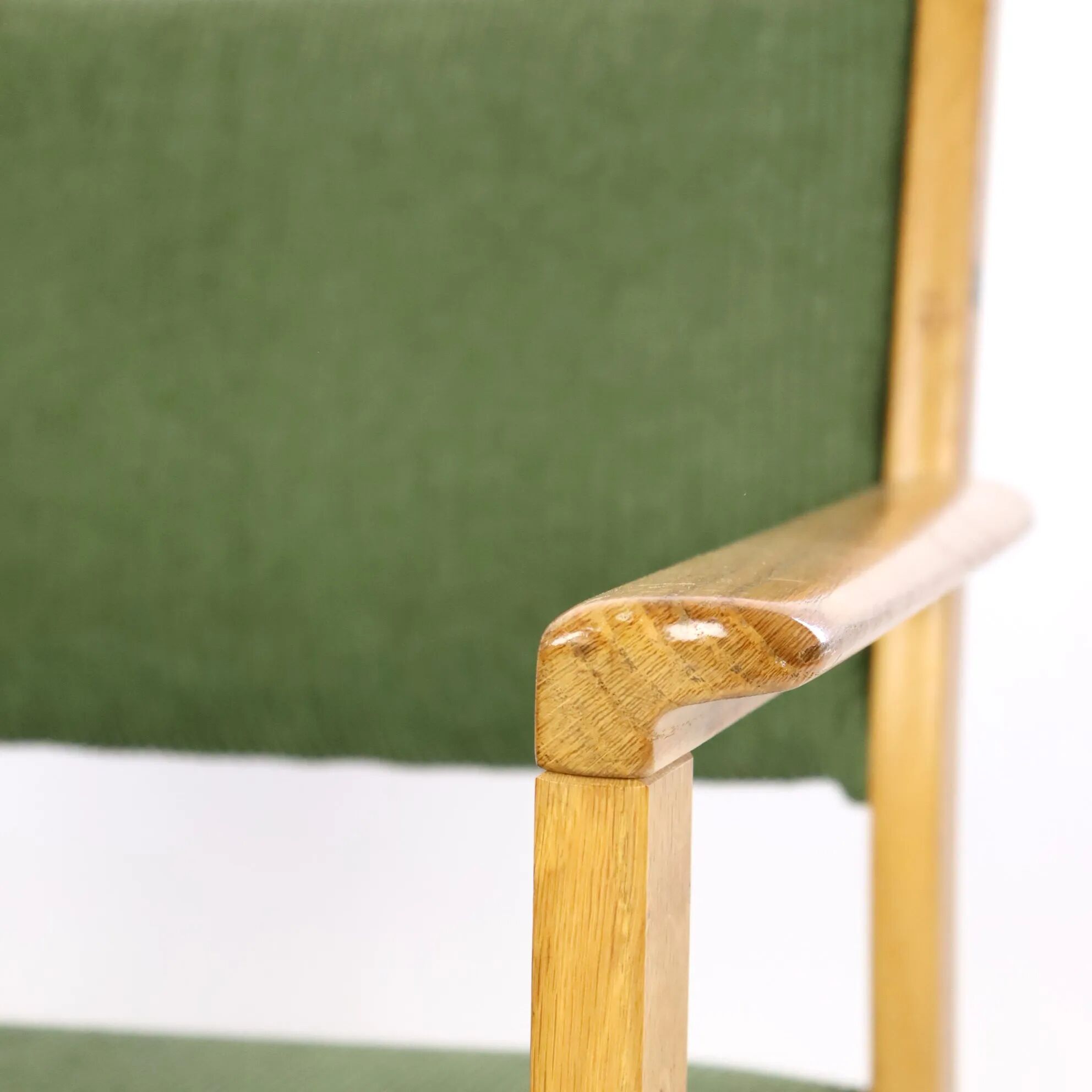 Fauteuil en chêne et velours années 60
