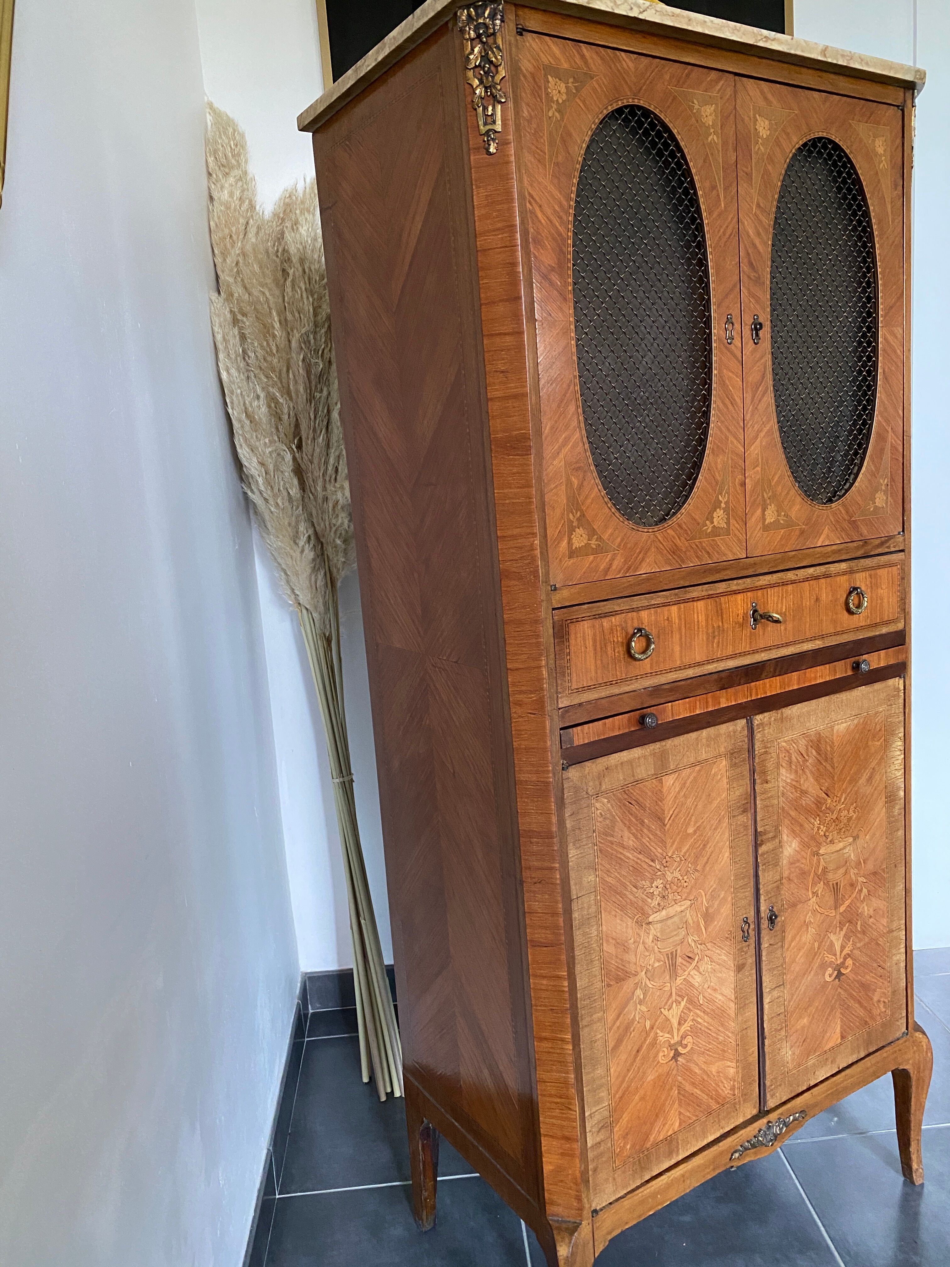 Veneer reading cabinet