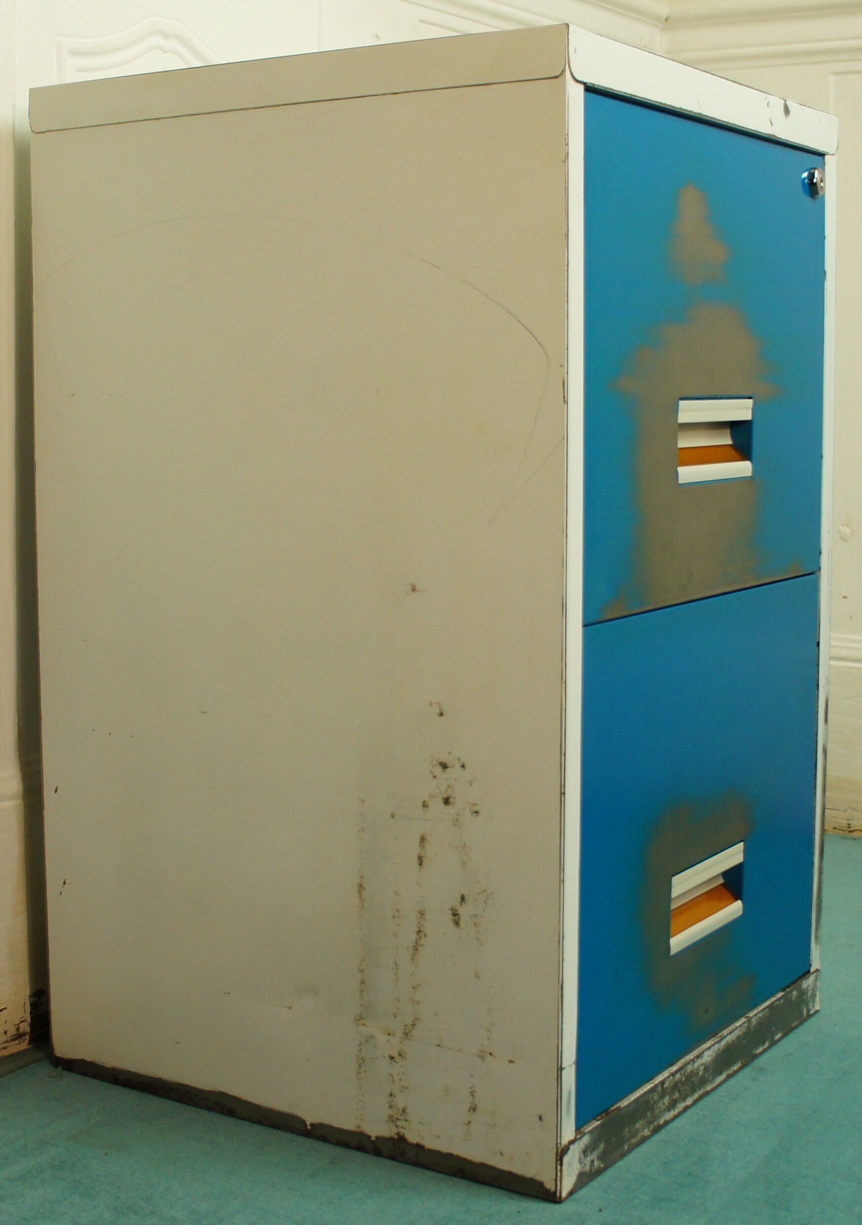 2 metal drawers for hanging backs