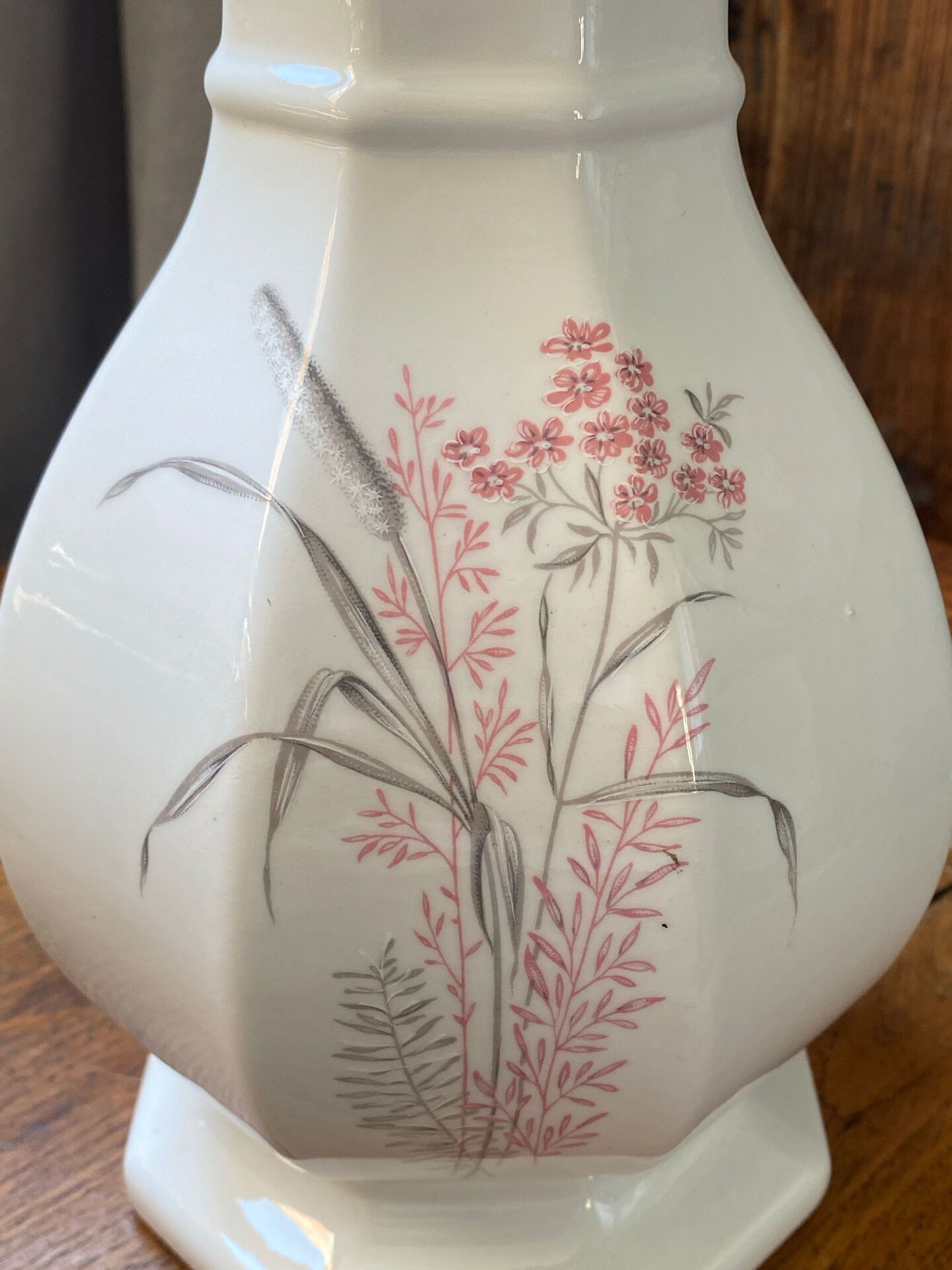 Pied de lampe en faïence blanche et décor floral coloré