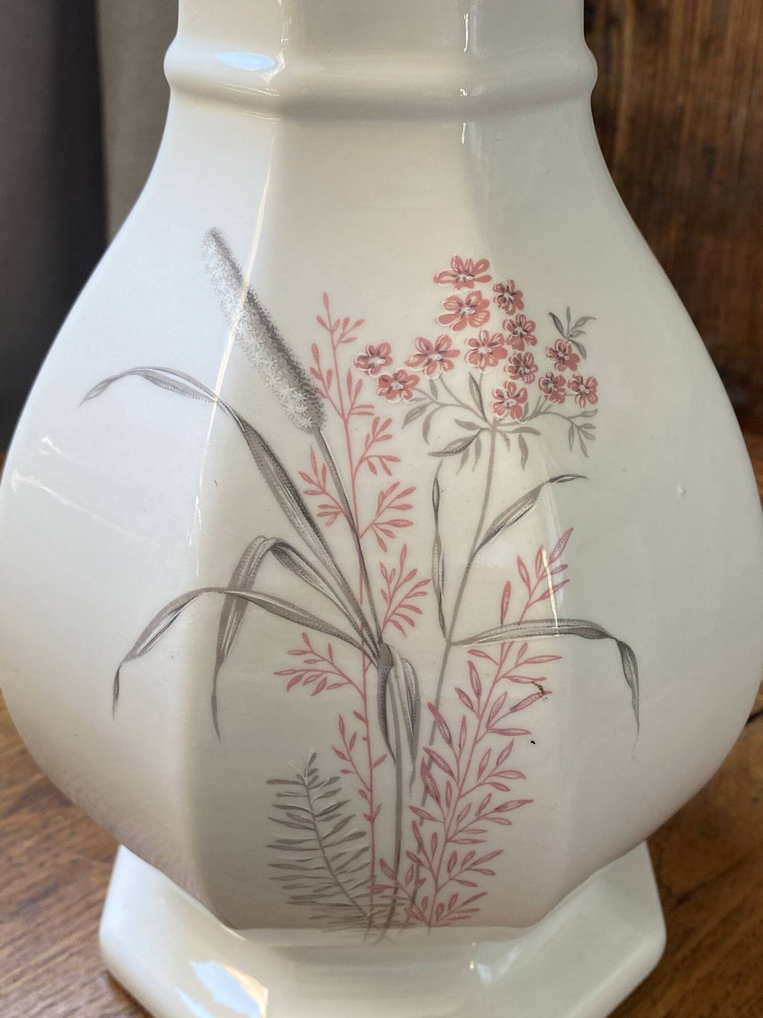 Pied de lampe en faïence blanche et décor floral coloré