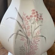 Pied de lampe en faïence blanche et décor floral coloré