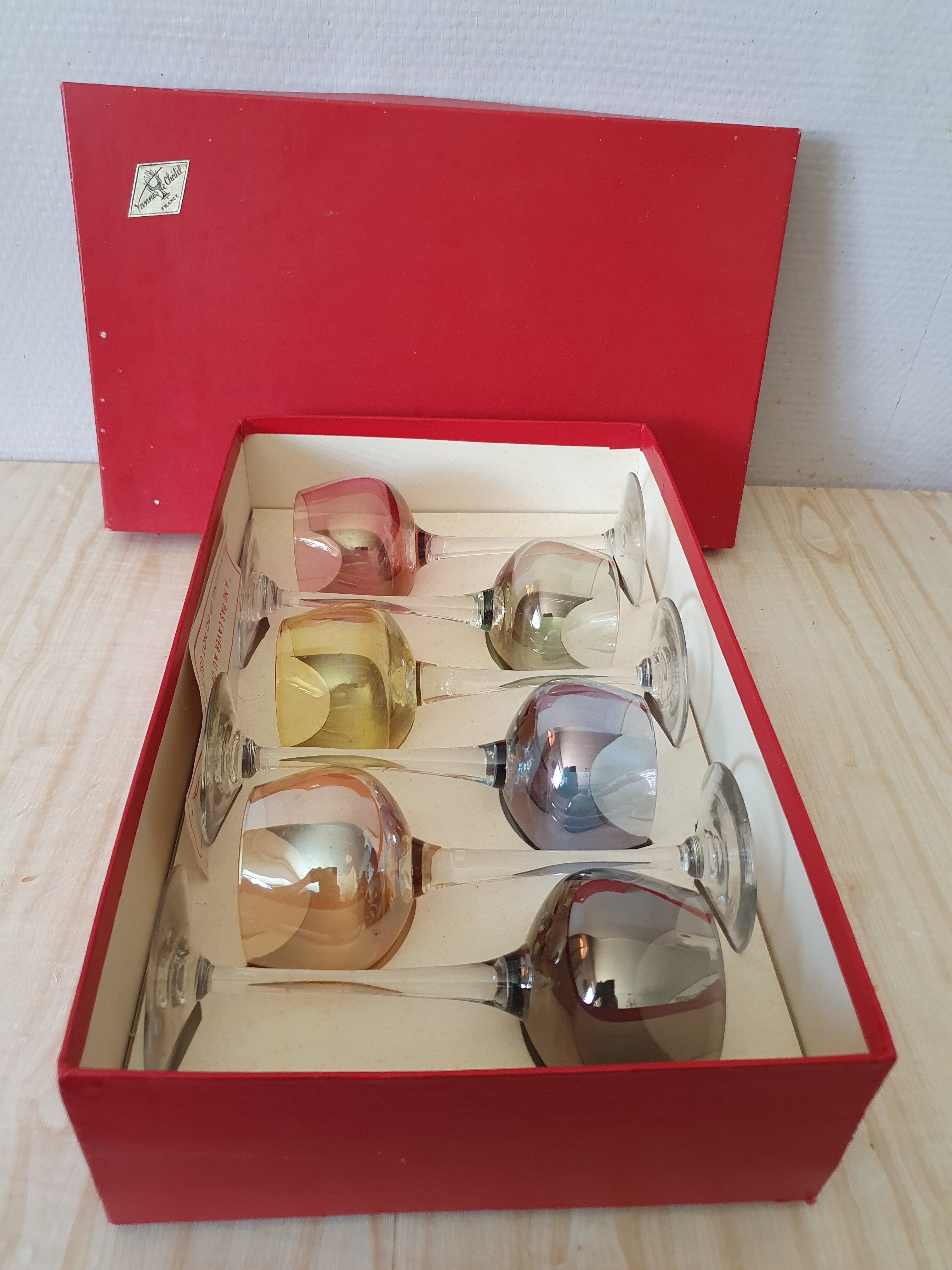 Box of 6 glasses with glass feet in colors of velles le chatel