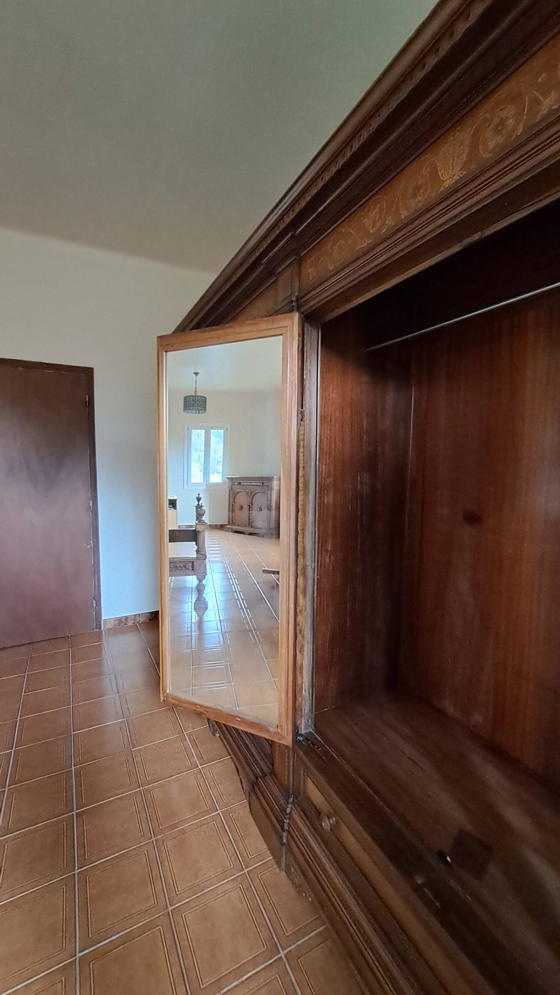Wardrobe - neo-Renaissance in carved solid wood - possible lot sale