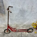 Trottinette rouge ancienne à pédale et chaîne