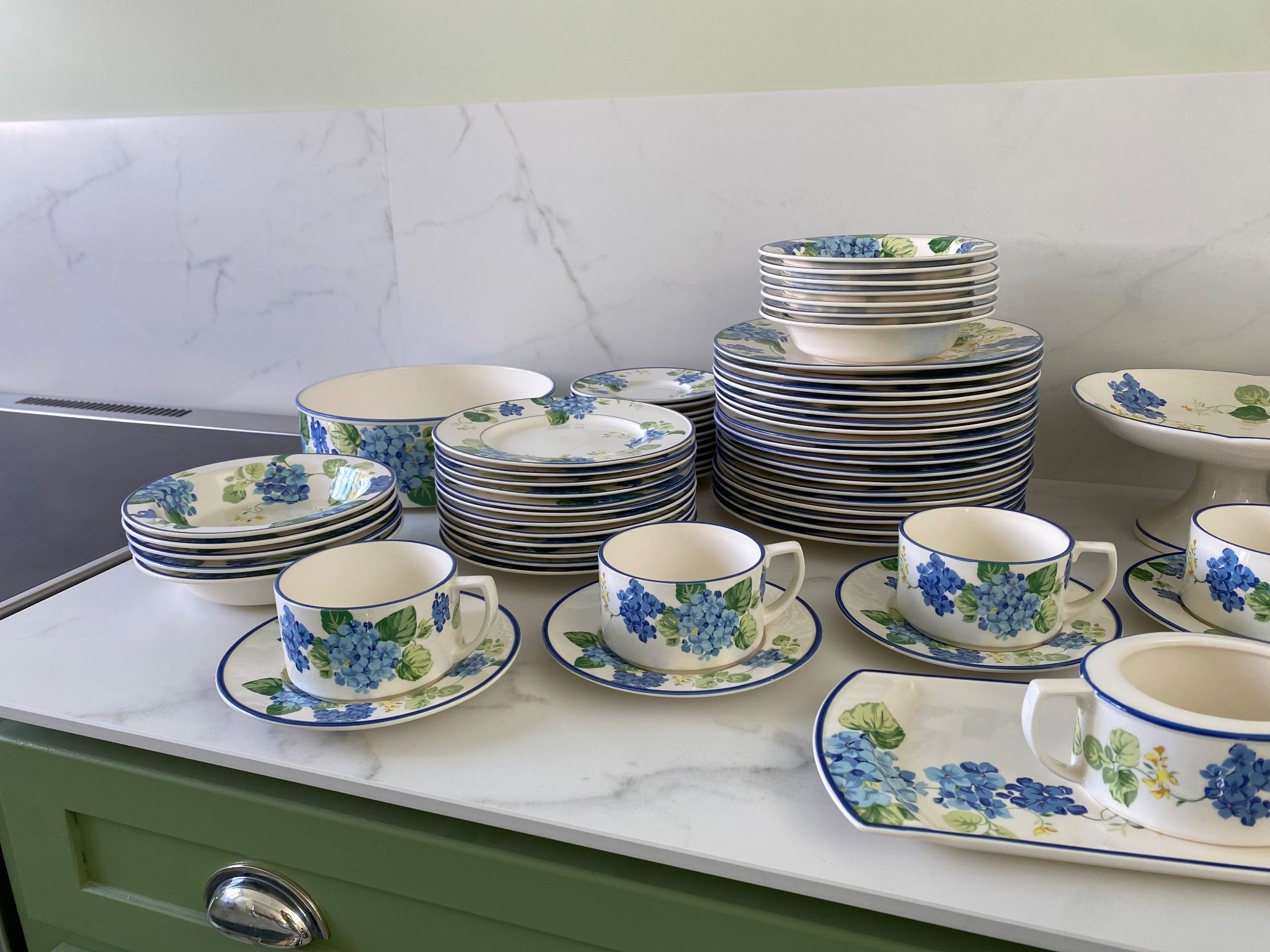 "Hortensia" table service from Luneville, earthenware, 80 pieces