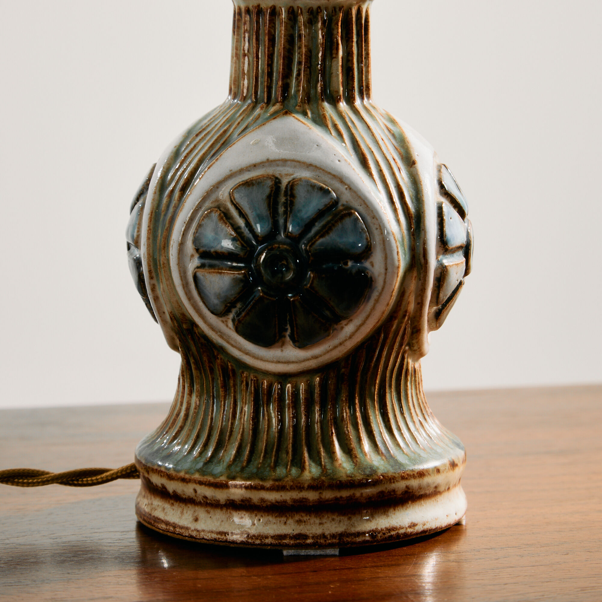 Ceramic table lamp