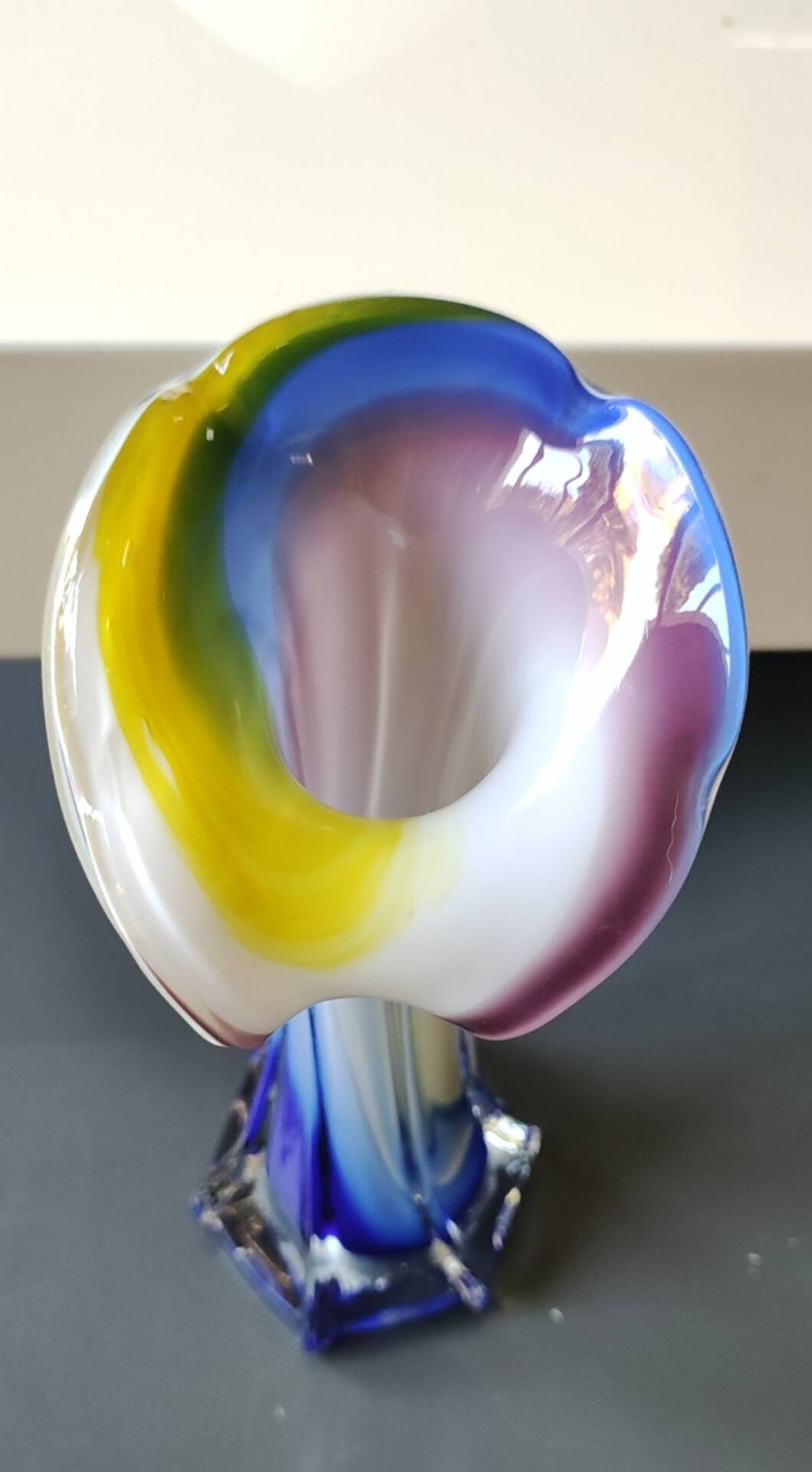 Vase design Fleur Arum. In blown art glass, Murano style. 21 cm.