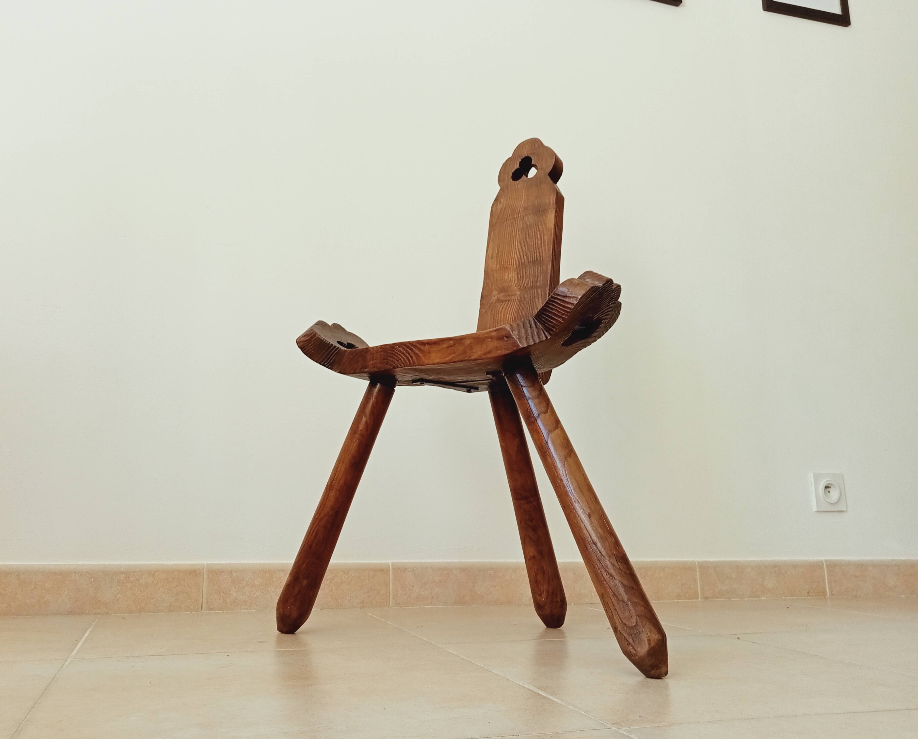 Chaise brutaliste tripode début XXeme