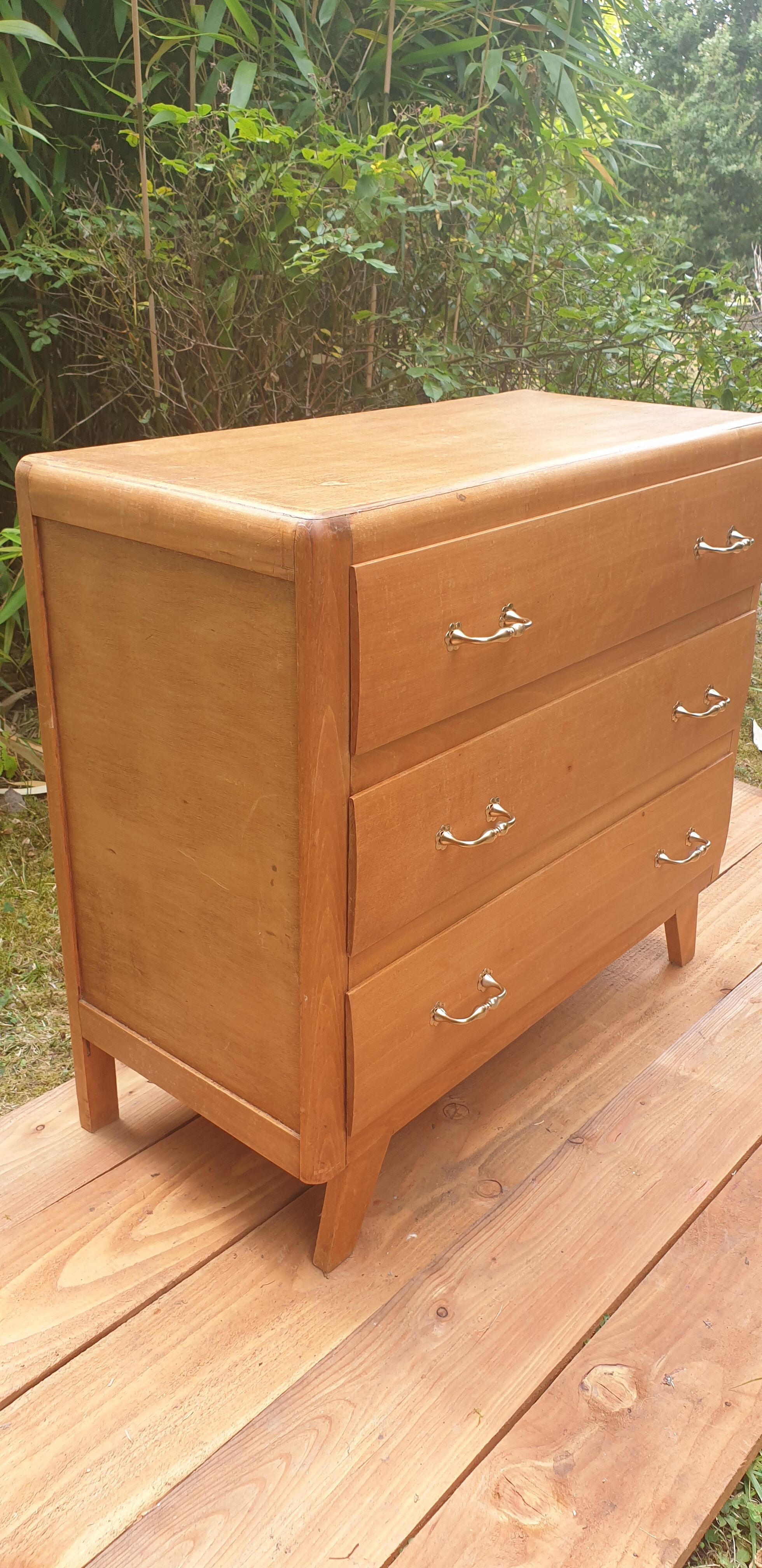 Dresser compass feet