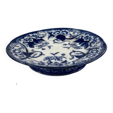 Assiette sur piédouche en terre de fer « Flora » – Creil et Montereau, XIXe siècle, bleu