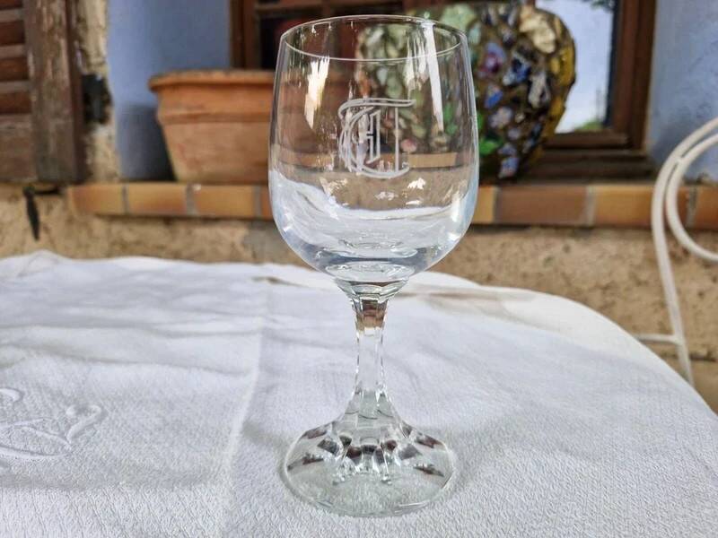 Vintage 10 large crystal glasses - Engraved logo - Cut stem - Very heavy
