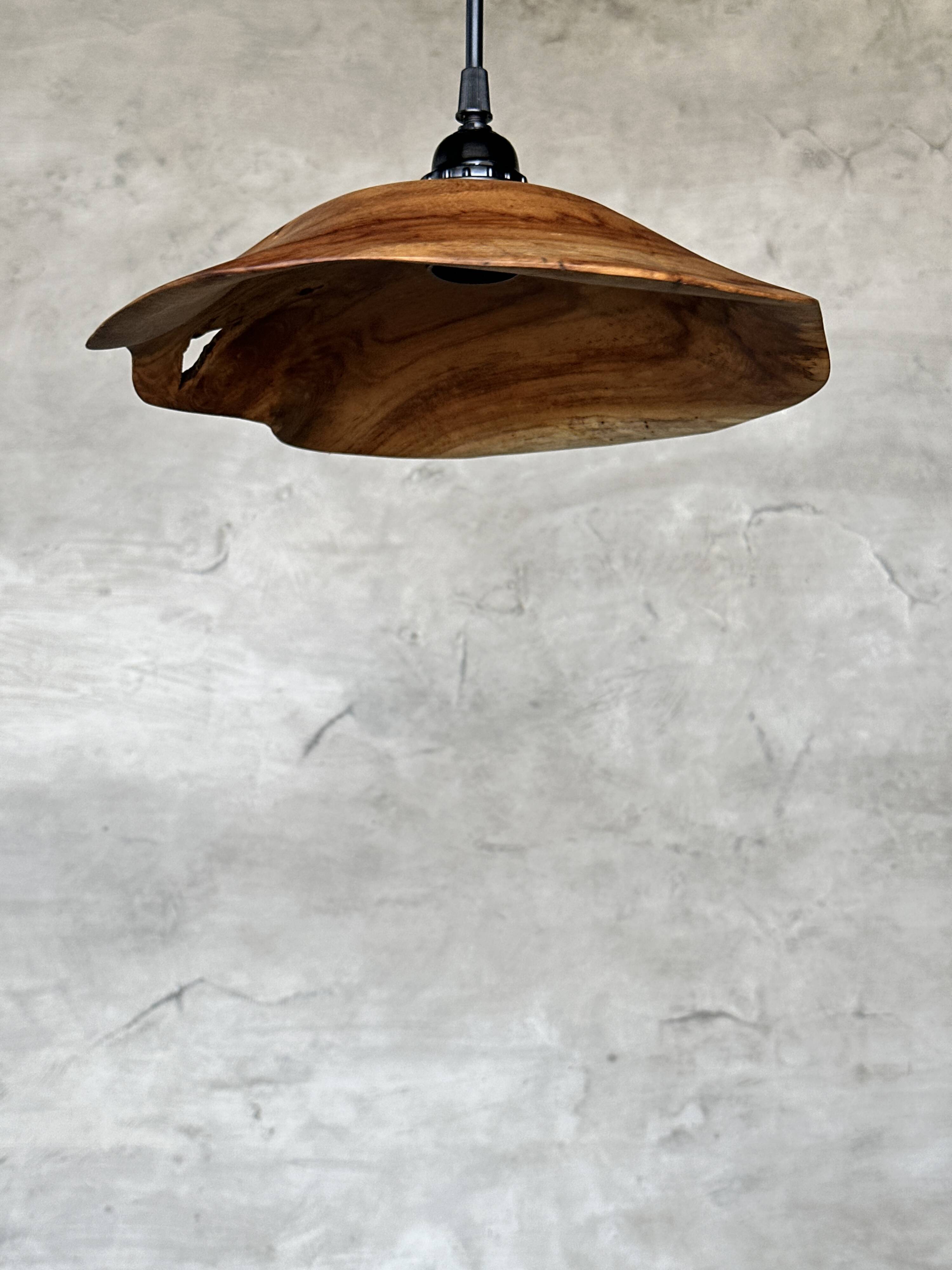 Small pendant light in corrugated teak leaf (Small D:30 H:20)