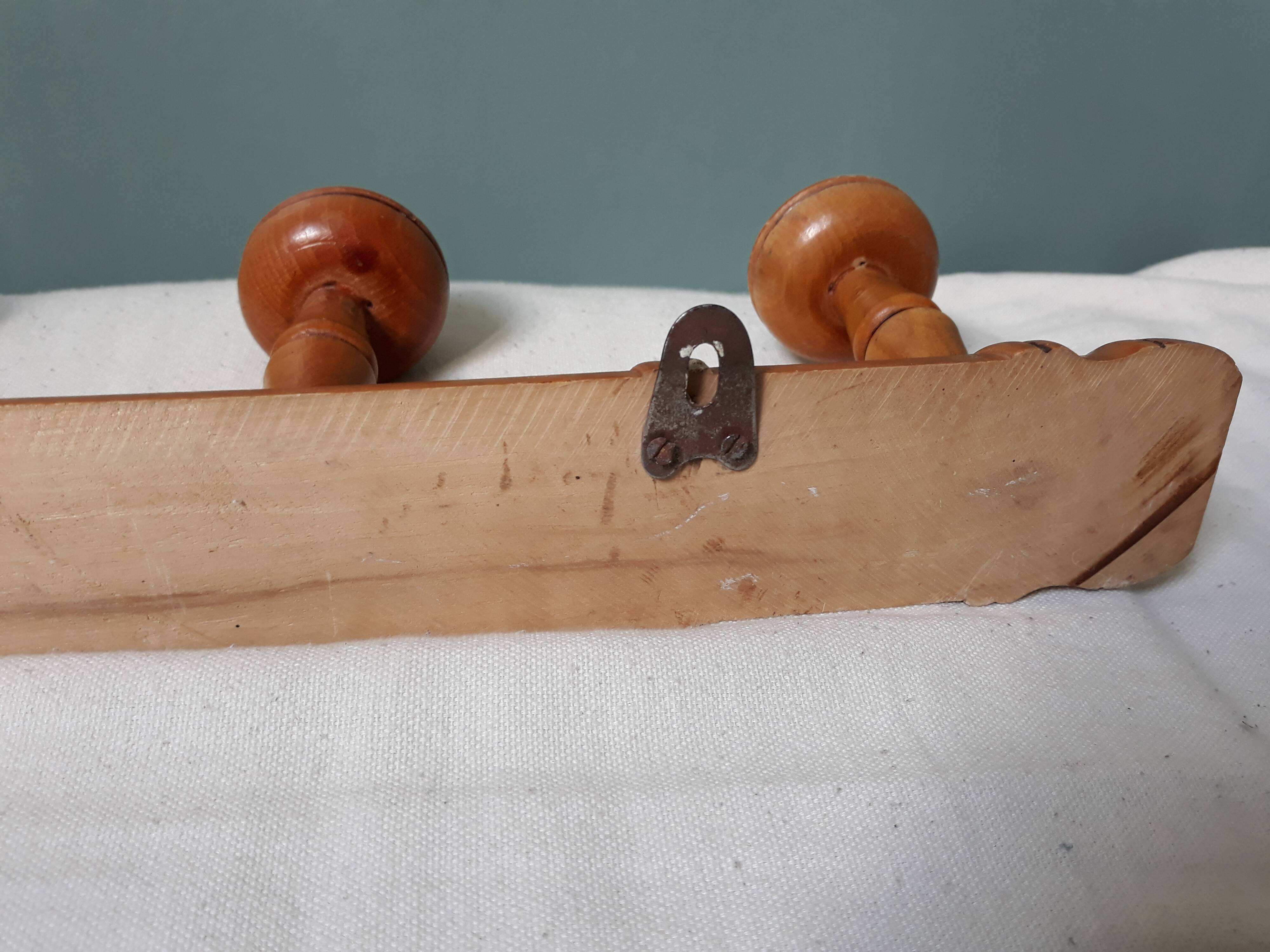 Bamboo-like wall coat rack with 5 mushroom hooks